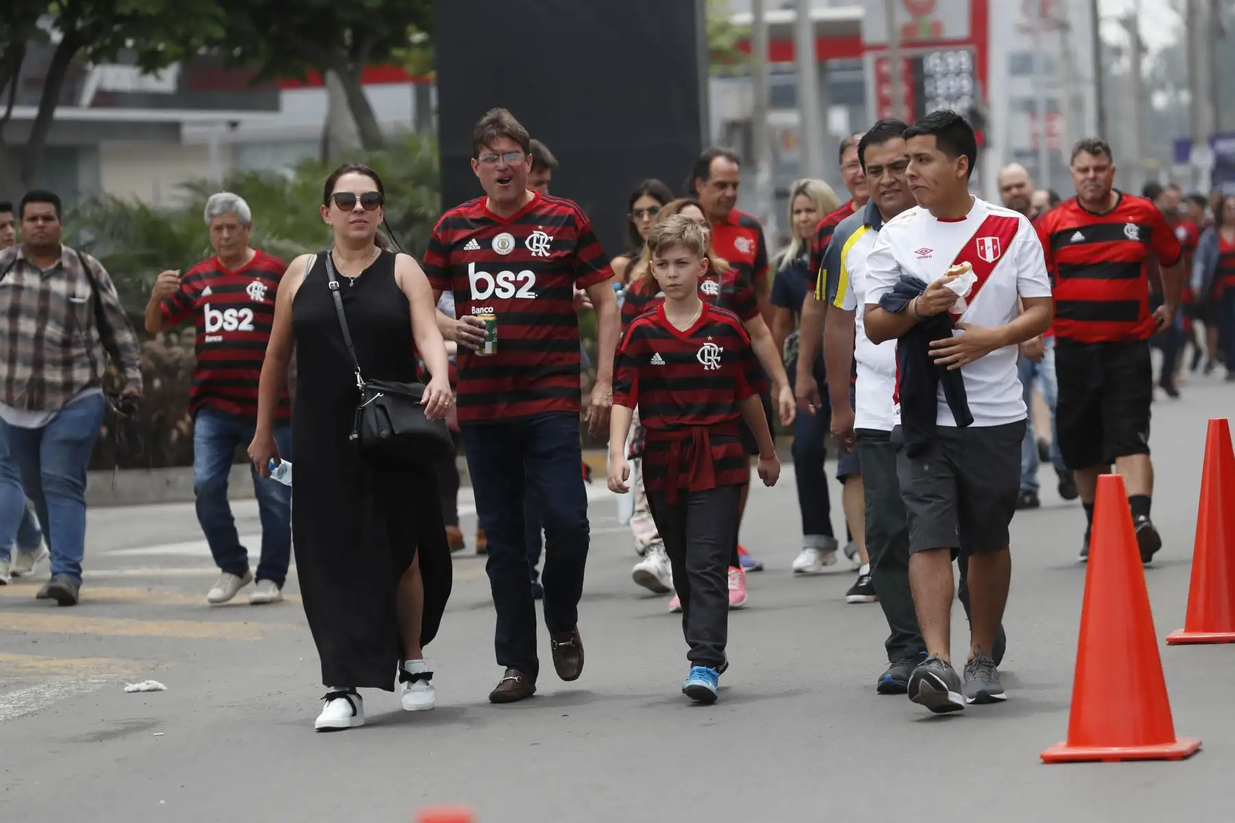 Hinchas del Flamengo caminan porla Av. Javier Prado hacia el estadio Monumental, para alentar a su equipo en la gran final de la Copa Libertadores 2019.
Foto: ANDINA/ Renato Pajuelo