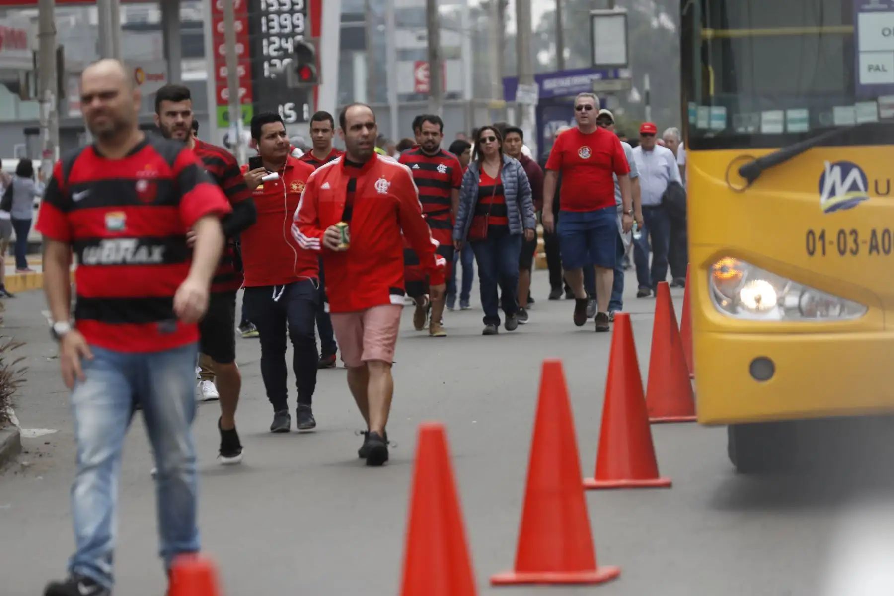 Hinchas del Flamengo caminan porla Av. Javier Prado hacia el estadio Monumental, para alentar a su equipo en la gran final de la Copa Libertadores 2019.
Foto: ANDINA/ Renato Pajuelo
