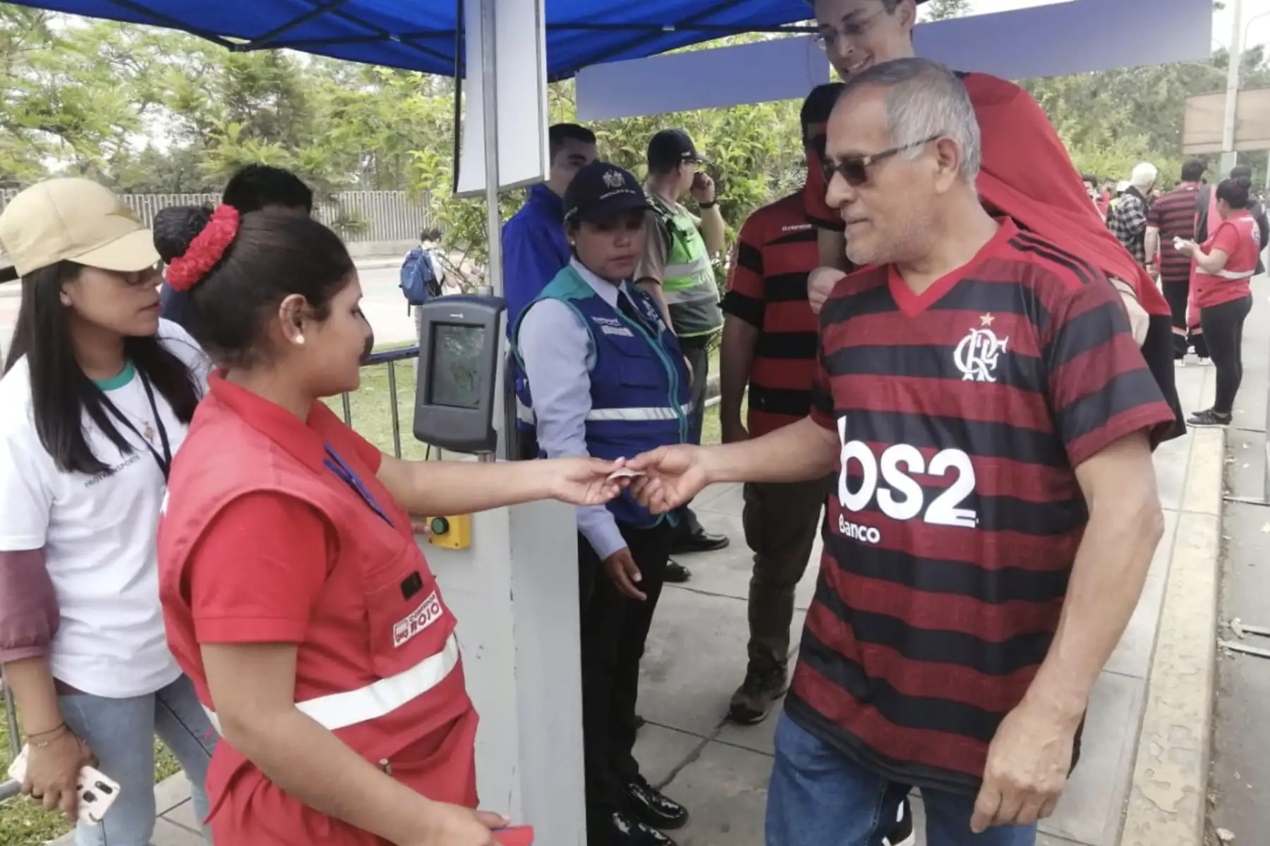 Hinchas del Flamengo se dirigen hacia el estadio Monumental, para alentar a su equipo en la gran final de la Copa Libertadores 2019.
Foto: ANDINA/ Hector Vinces
