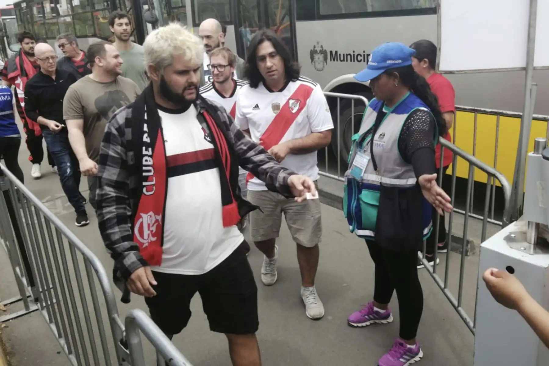 Hinchas del Flamengo se dirigen hacia el estadio Monumental, para alentar a su equipo en la gran final de la Copa Libertadores 2019.
Foto: ANDINA/ Hector Vinces