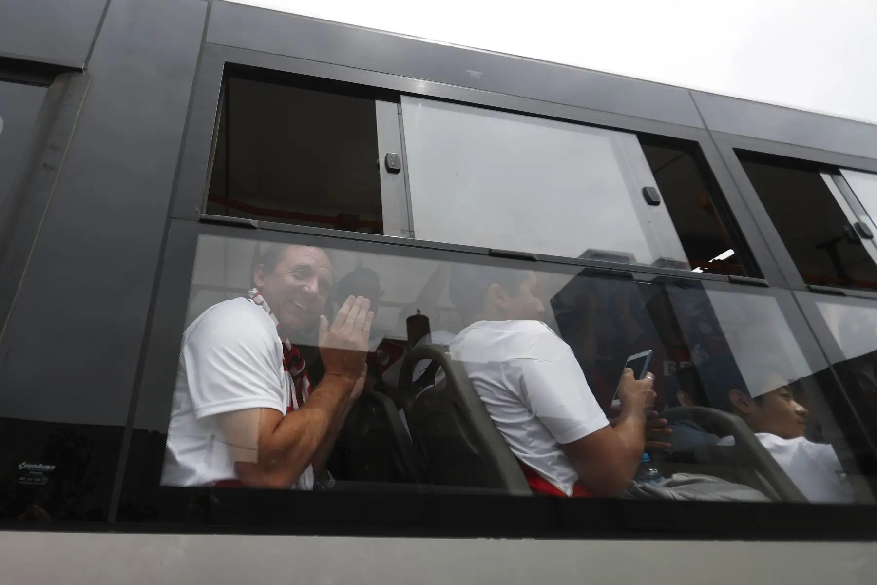 Hinchas de River Plate van camino al estadio Monumental donde se jugará la gran final de la Copa Libertadores 2019.
Foto: ANDINA/Renato Pajuelo