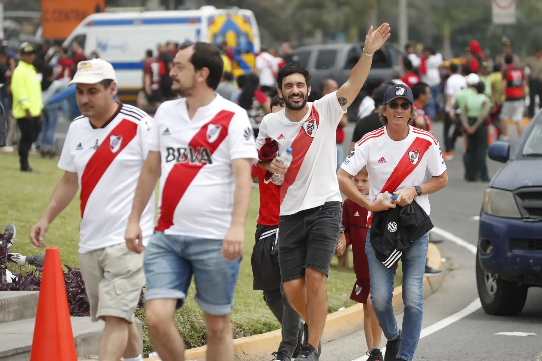 Hinchas de River Plate llegan al estadio Monumental donde se jugará la gran final de la Copa Libertadores 2019.
Foto: ANDINA/Renato Pajuelo
