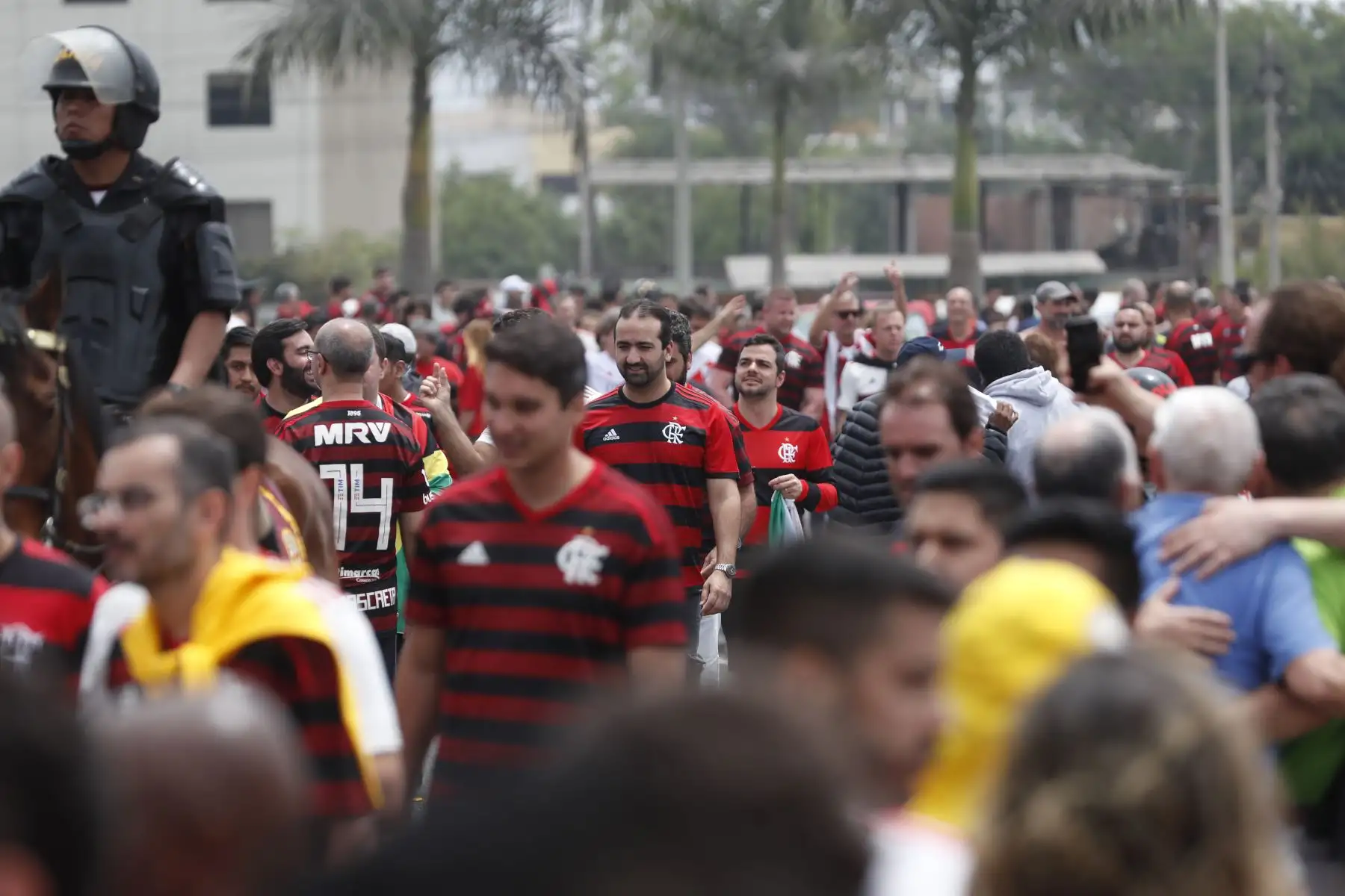 Hinchas de Flamengo llegan al estadio Monumental donde se jugará la gran final de la Copa Libertadores 2019.
Foto: ANDINA/Renato Pajuelo