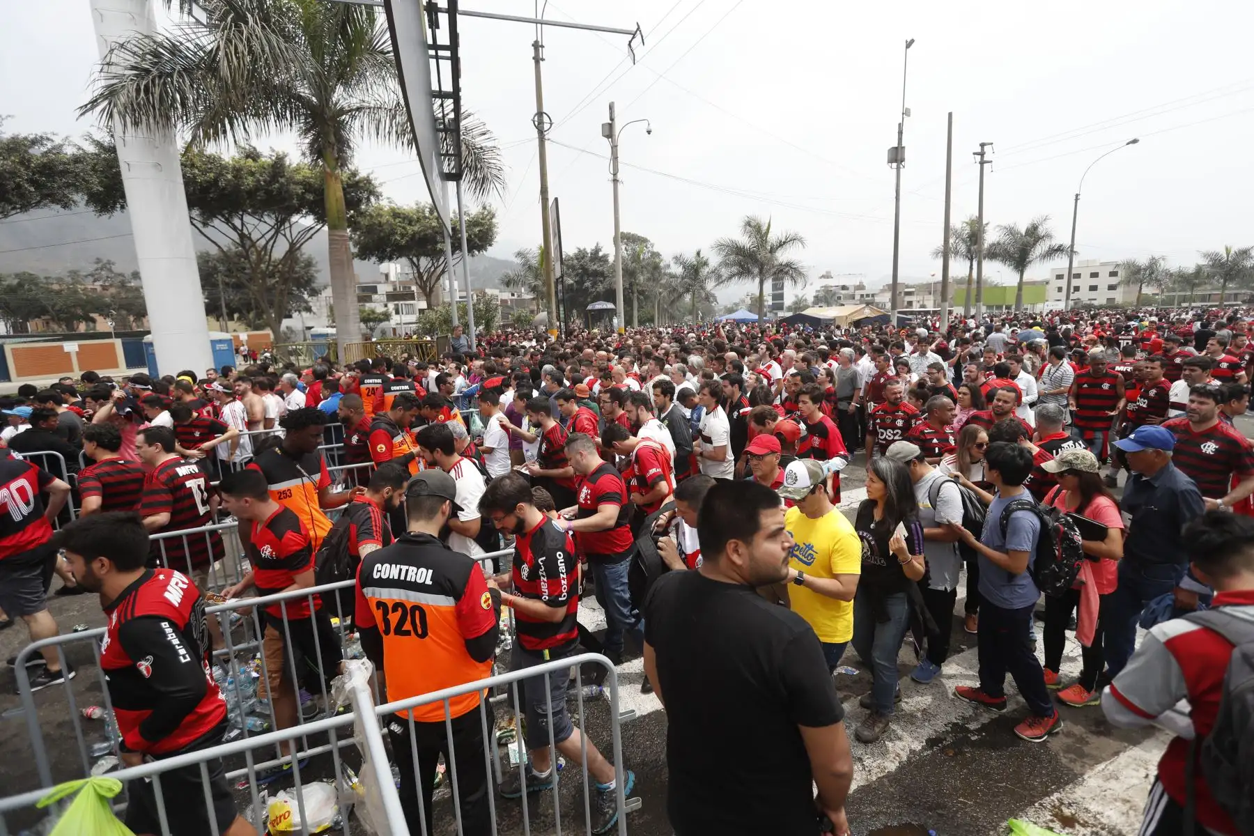 Hinchas de Flamengo llegan al estadio Monumental donde se jugará la gran final de la Copa Libertadores 2019.
Foto: ANDINA/Renato Pajuelo