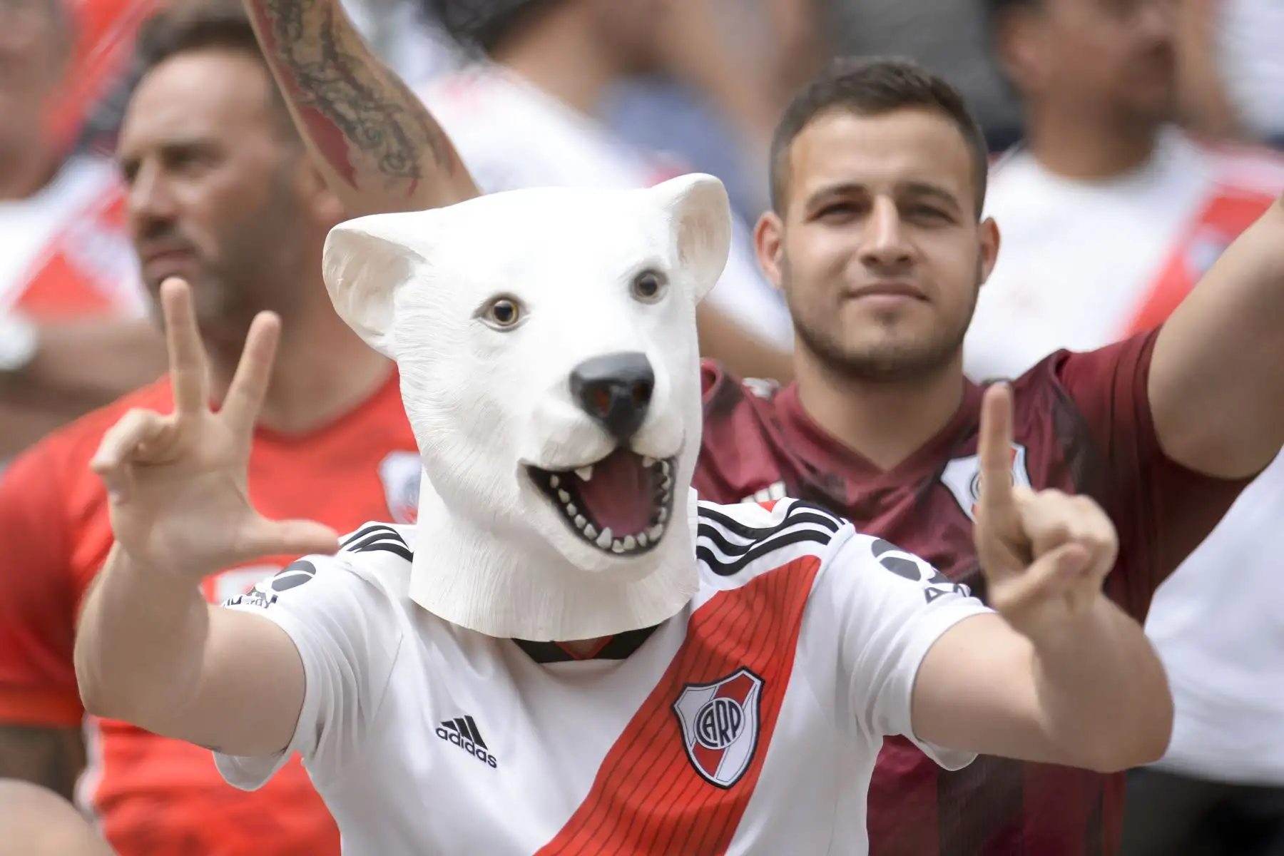 Los fanáticos del equipo argentino River Plate animan antes del inicio del último partido de fútbol de la Copa Libertadores contra el Flamengo de Brasil, en el estadio Monumental de Lima.
Foto: AFP