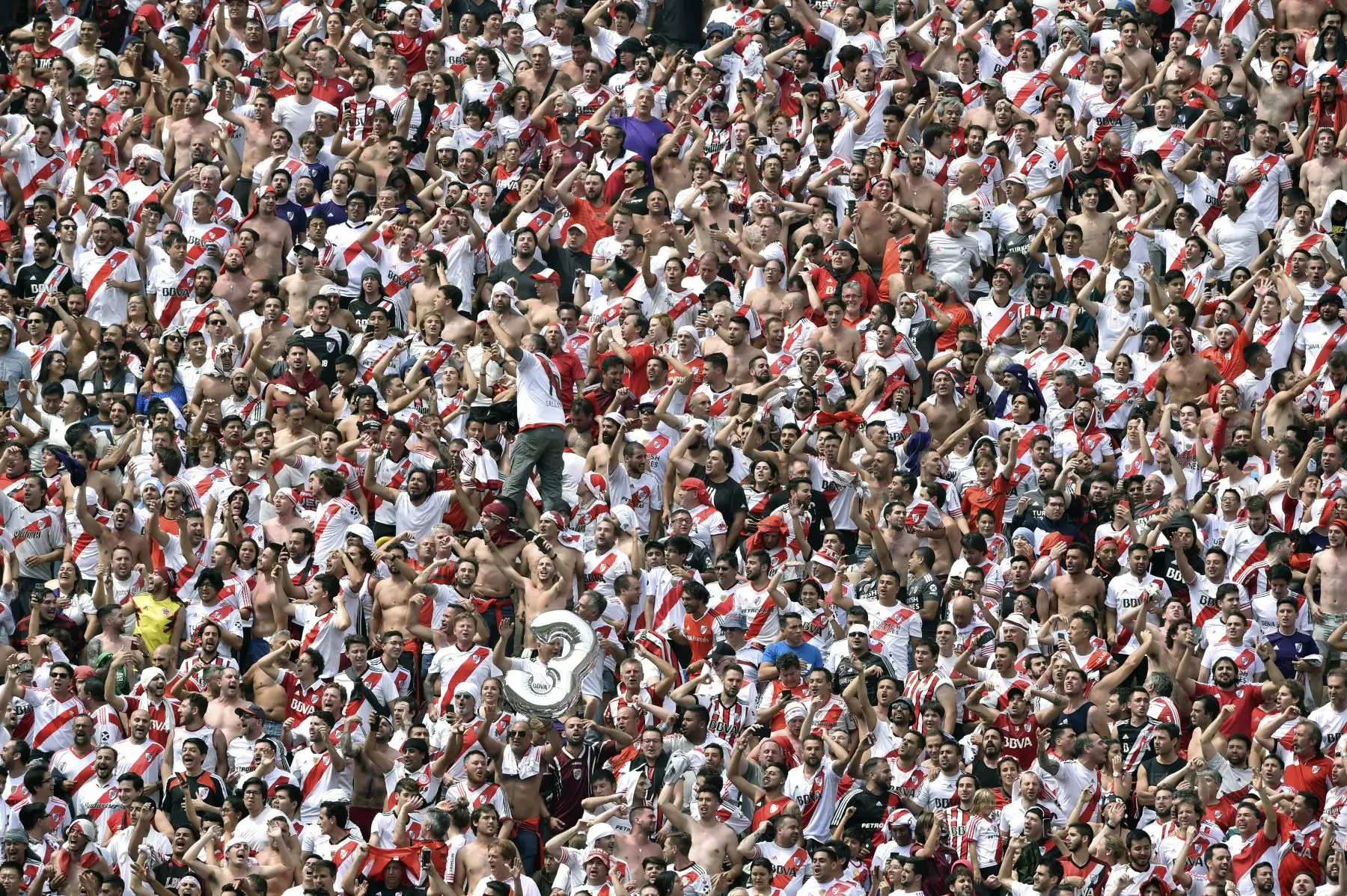 Los fanáticos del equipo argentino River Plate animan antes del inicio del último partido de fútbol de la Copa Libertadores contra el Flamengo de Brasil, en el estadio Monumental de Lima.
Foto: AFP