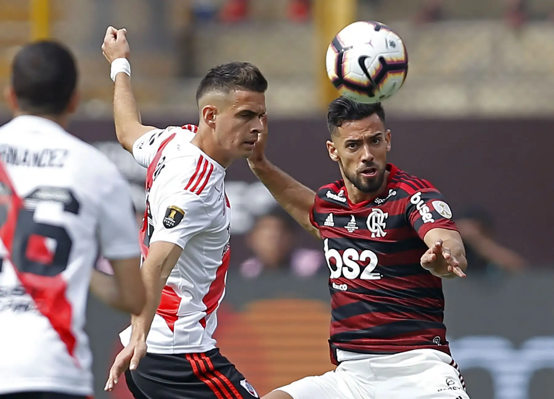 Pablo Mari de Flamengo y el colombiano de River Plate, Rafael Santos Borre, compiten por el balón durante su último partido de fútbol de la Copa Libertadores en el estadio Monumental de Lima.
Foto: AFP