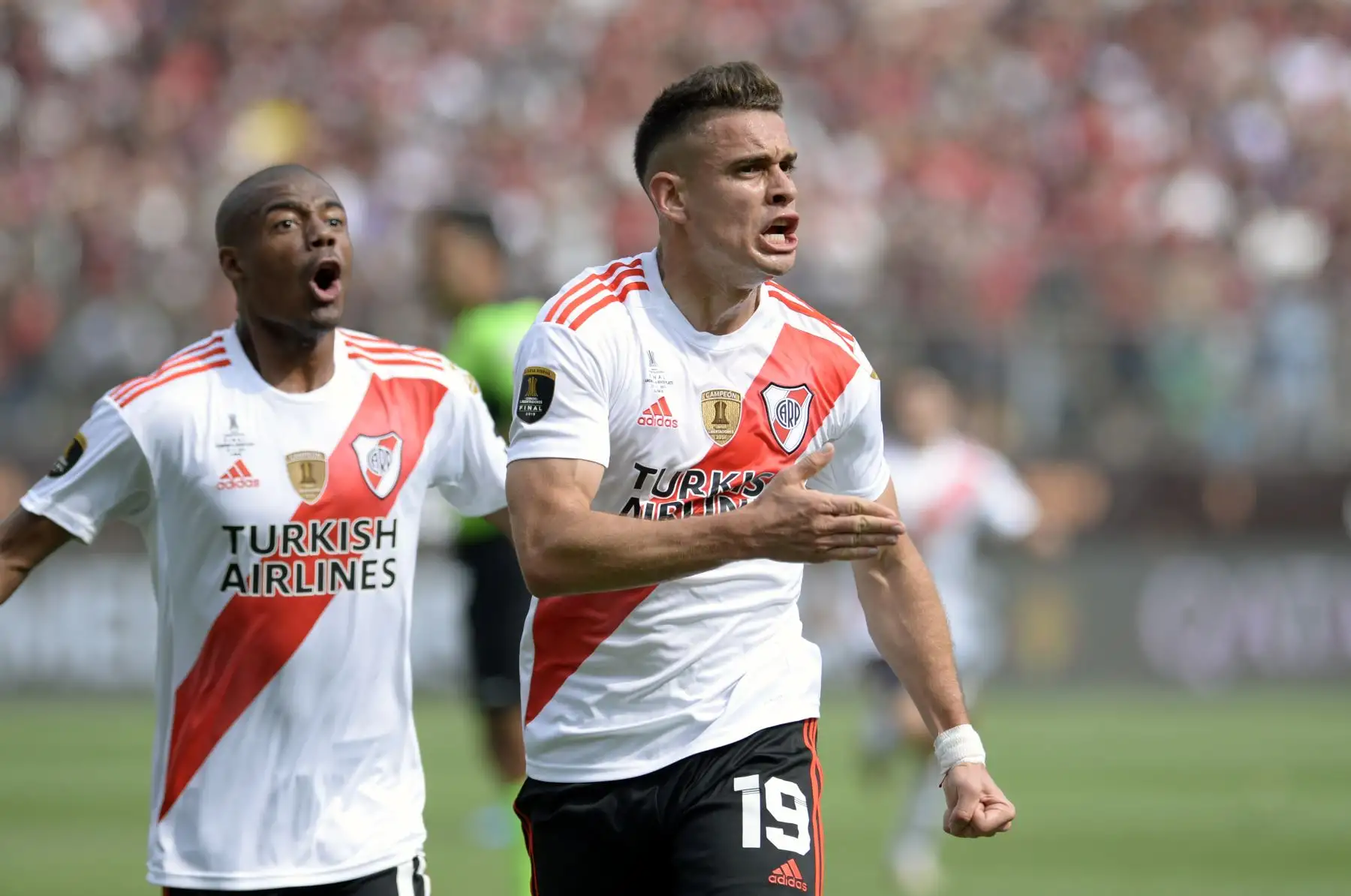El colombiano de River Plate, Rafael Santos Borre, celebra después de anotar contra el Flamengo de Brasil durante el último partido de fútbol de la Copa Libertadores en el estadio Monumental de Lima.
Foto: AFP