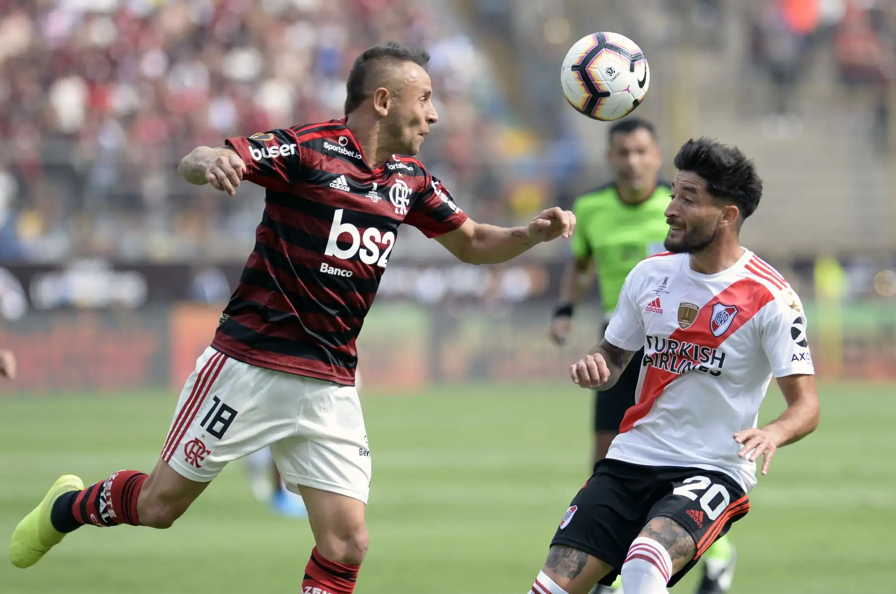 Milton Casco (R) de River Plate y Rafinha de Flamengo compiten por el balón durante su último partido de fútbol de la Copa Libertadores en el estadio Monumental de Lima.
Foto: AFP
