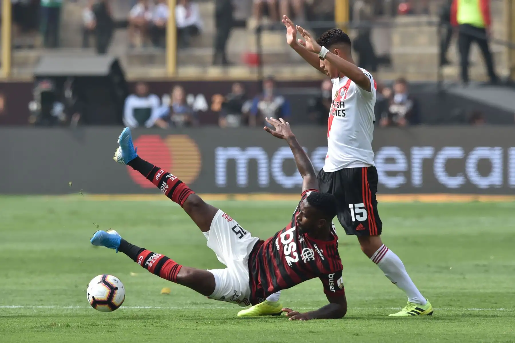 El argentino River Plate Exequiel Palacios  y el brasileño Flamengo Gerson compiten por el balón durante su último partido de fútbol de la Copa Libertadores en el estadio Monumental de Lima.
Foto: AFP