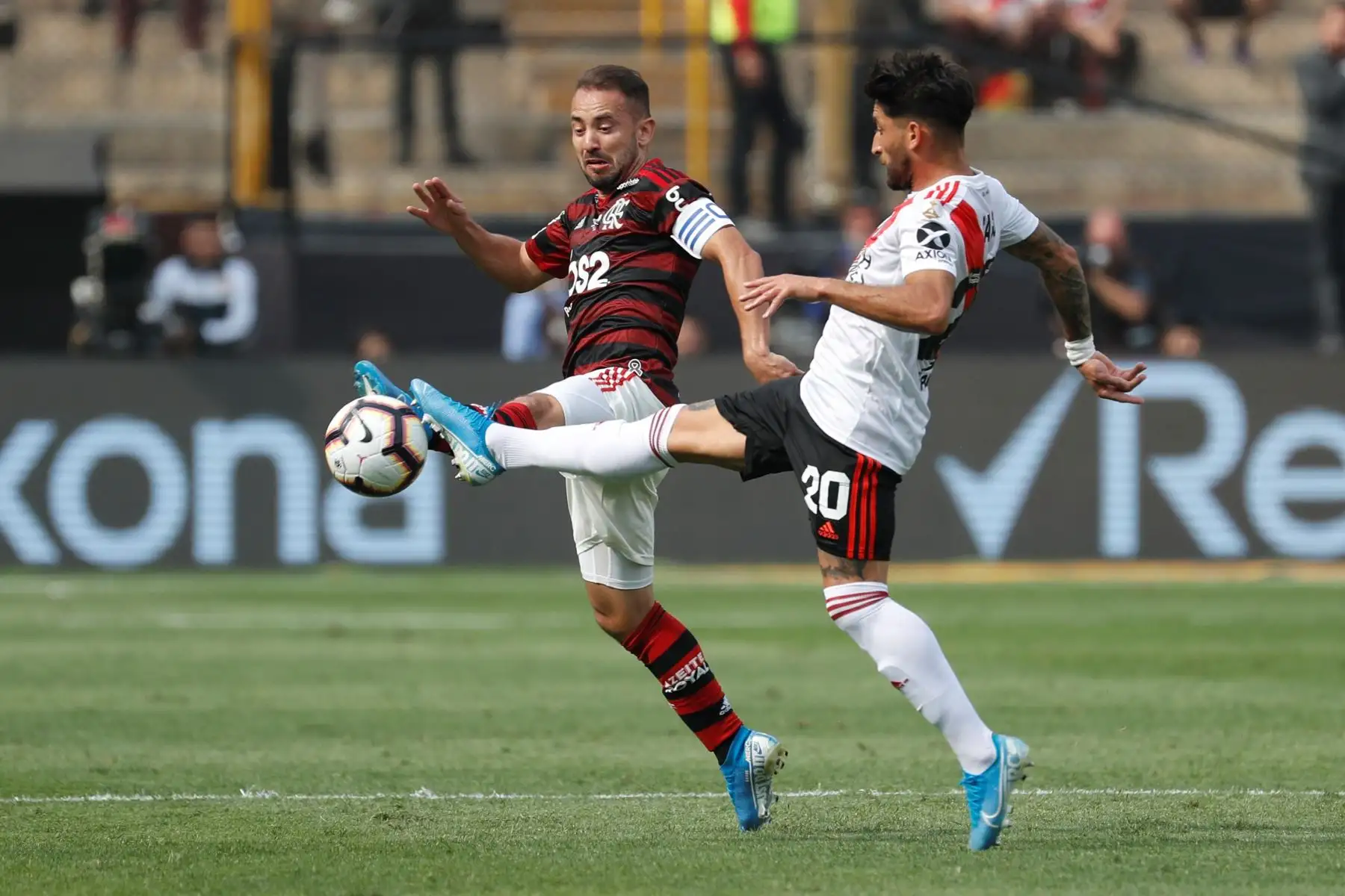 Milton Casco de River Plate disputa un balón con Everton Ribeiro de Flamengo en la final de la Copa Libertadores 2019 entre Flamengo y River Plate en el estadio Monumental en Lima.
Foto:  EFE