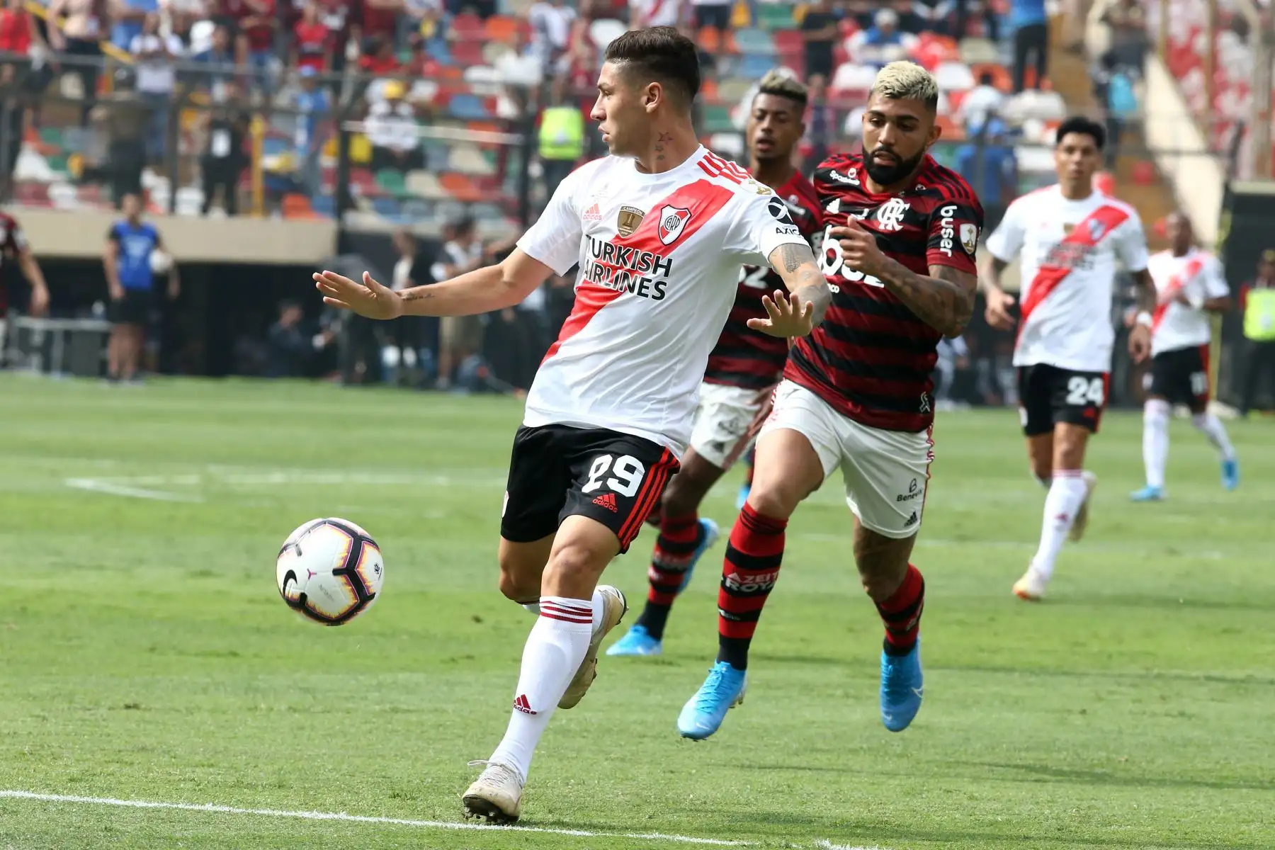 Gonzalo Montiel  de River Plate disputa un balón con Gabriel Barbosa de Flamengo  en la final de la Copa Libertadores 2019 entre Flamengo y River Plate en el estadio Monumental en Lima (Perú). 
Foto: ANDINA/Vidal Tarqui