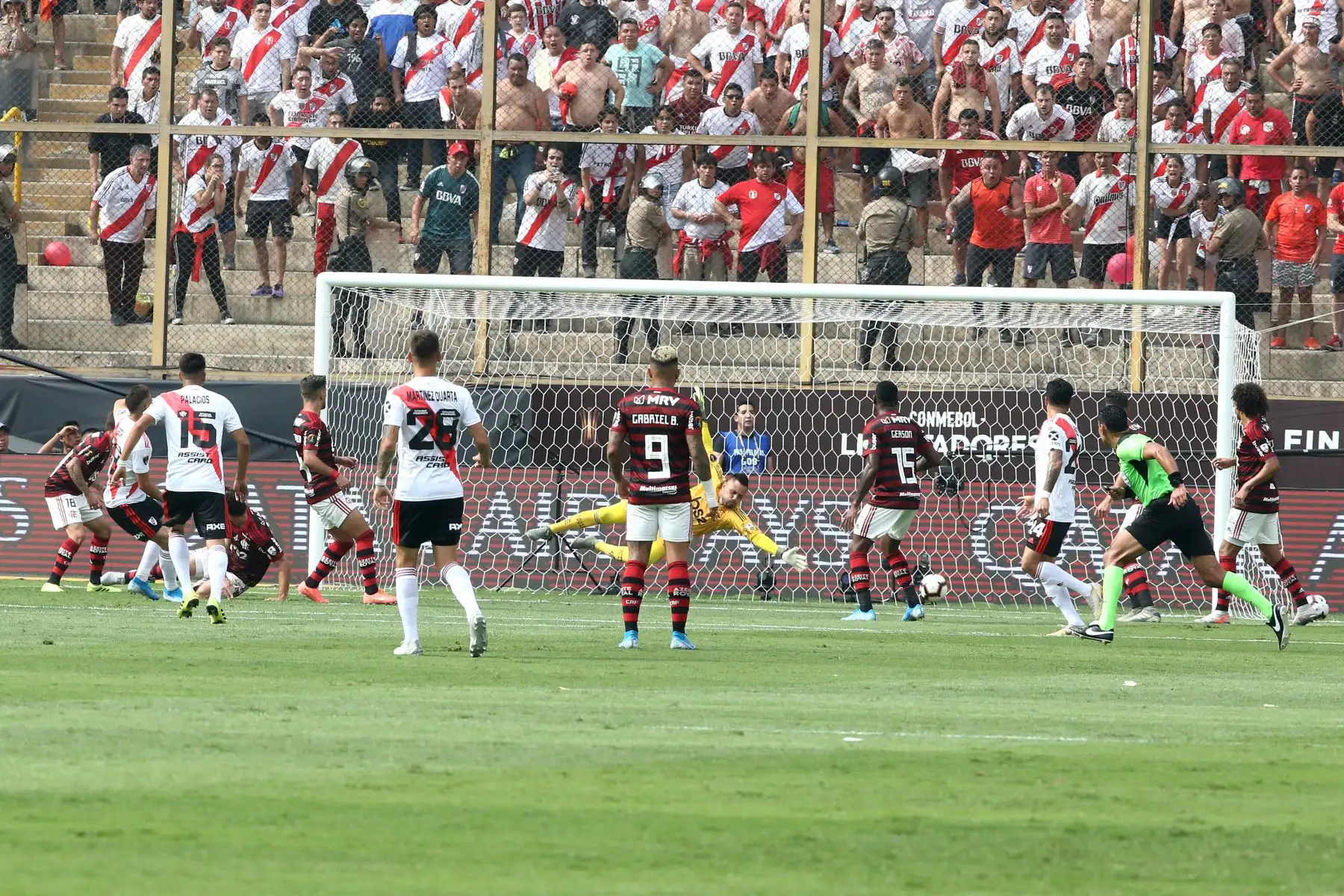 El colombiano de River Plate, Rafael Santos Borre, c anota un gol contra el Flamengo de Brasil durante el último partido de fútbol de la Copa Libertadores en el estadio Monumental de Lima.
Foto: Vidal Tarqui
