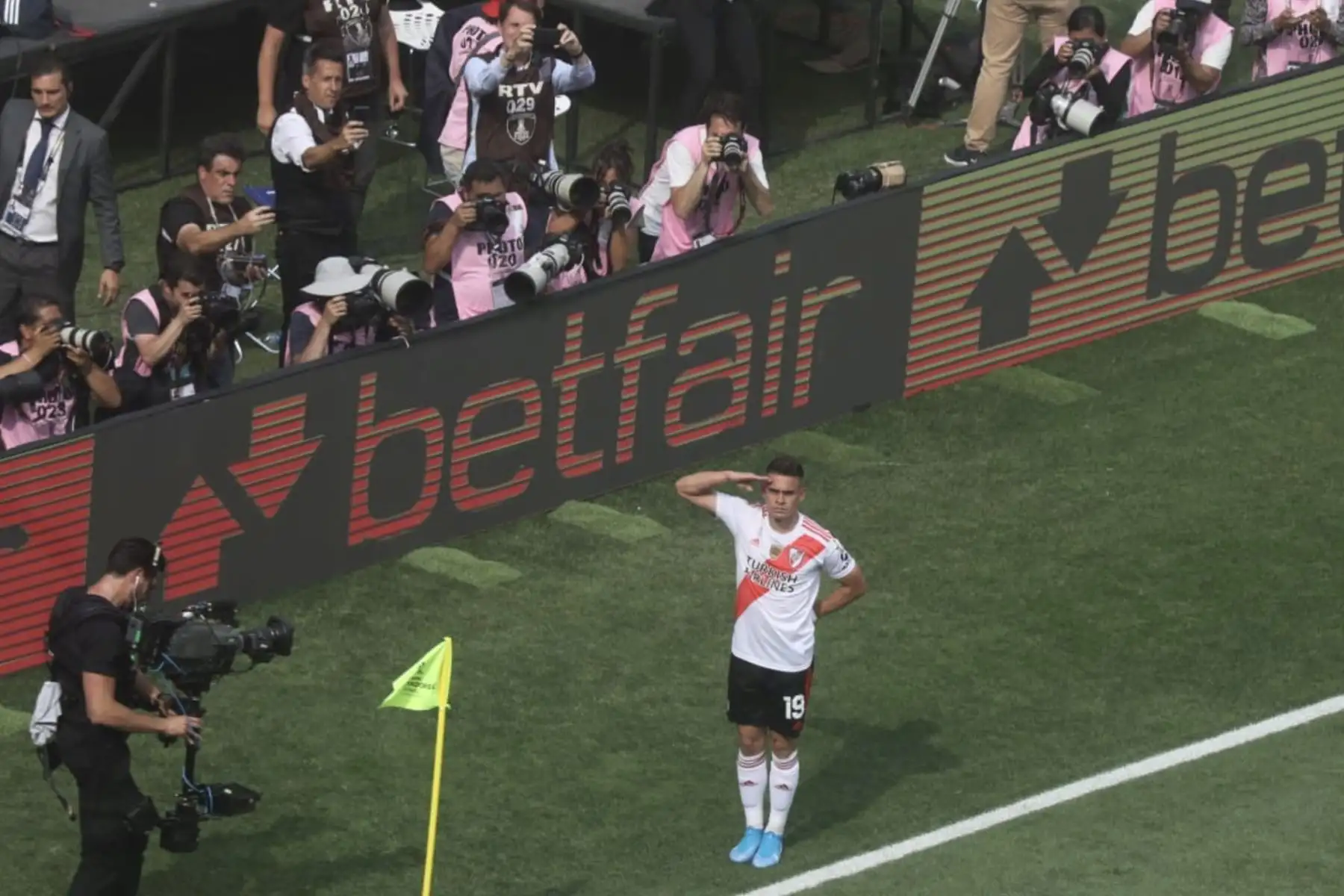 El colombiano de River Plate, Rafael Santos Borre, celebra el gol contra el Flamengo de Brasil durante el último partido de fútbol de la Copa Libertadores en el estadio Monumental de Lima.
Foto: ANDINA/Andrés Valle