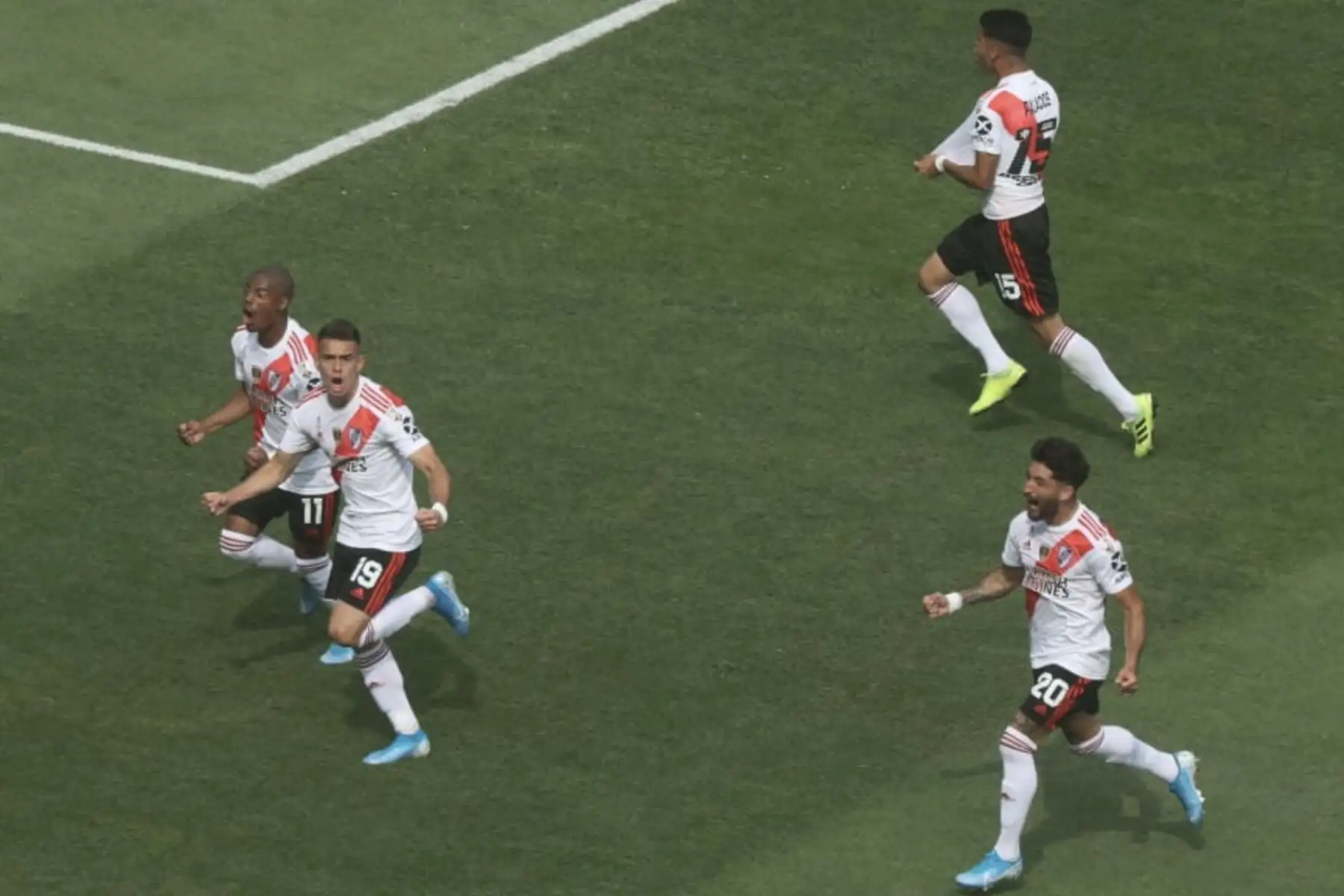 El colombiano de River Plate, Rafael Santos Borre, celebra el gol contra el Flamengo de Brasil durante el último partido de fútbol de la Copa Libertadores en el estadio Monumental de Lima.
Foto: ANDINA/Andrés Valle