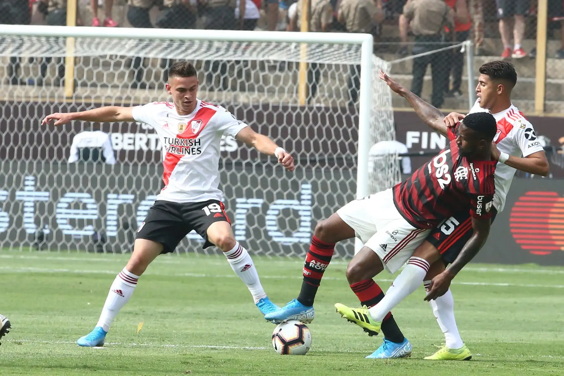 El colombiano de River Plate, Rafael Santos Borre disputa el balón contra William Arao del Flamengo de Brasil durante el último partido de fútbol de la Copa Libertadores en el estadio Monumental de Lima.
Foto: ANDINA/Vidal Tarqui