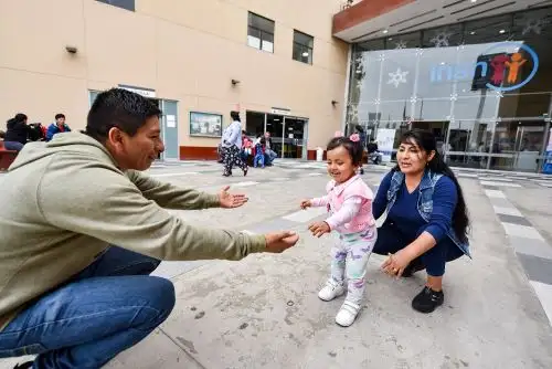 Cecilia Paasaca Vilca, madre de la menor, agradeció al equipo de neurocirujanos, enfermeras, tecnólogos y técnicos por lo que hicieron por su hija. Foto: Cortesía
