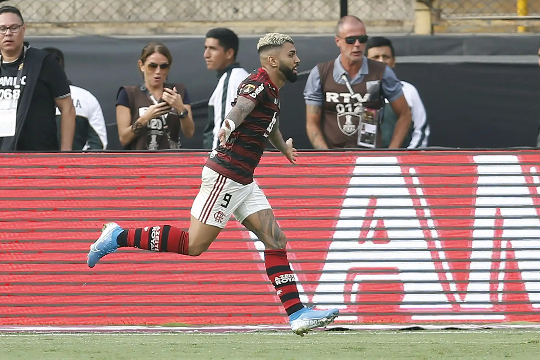 Gabriel Barbosa de Flamengo celebra tras anotar contra el River Plate de Argentina durante el partido final de fútbol de la Copa Libertadores en el estadio Monumental de Lima.
Foto: AFP