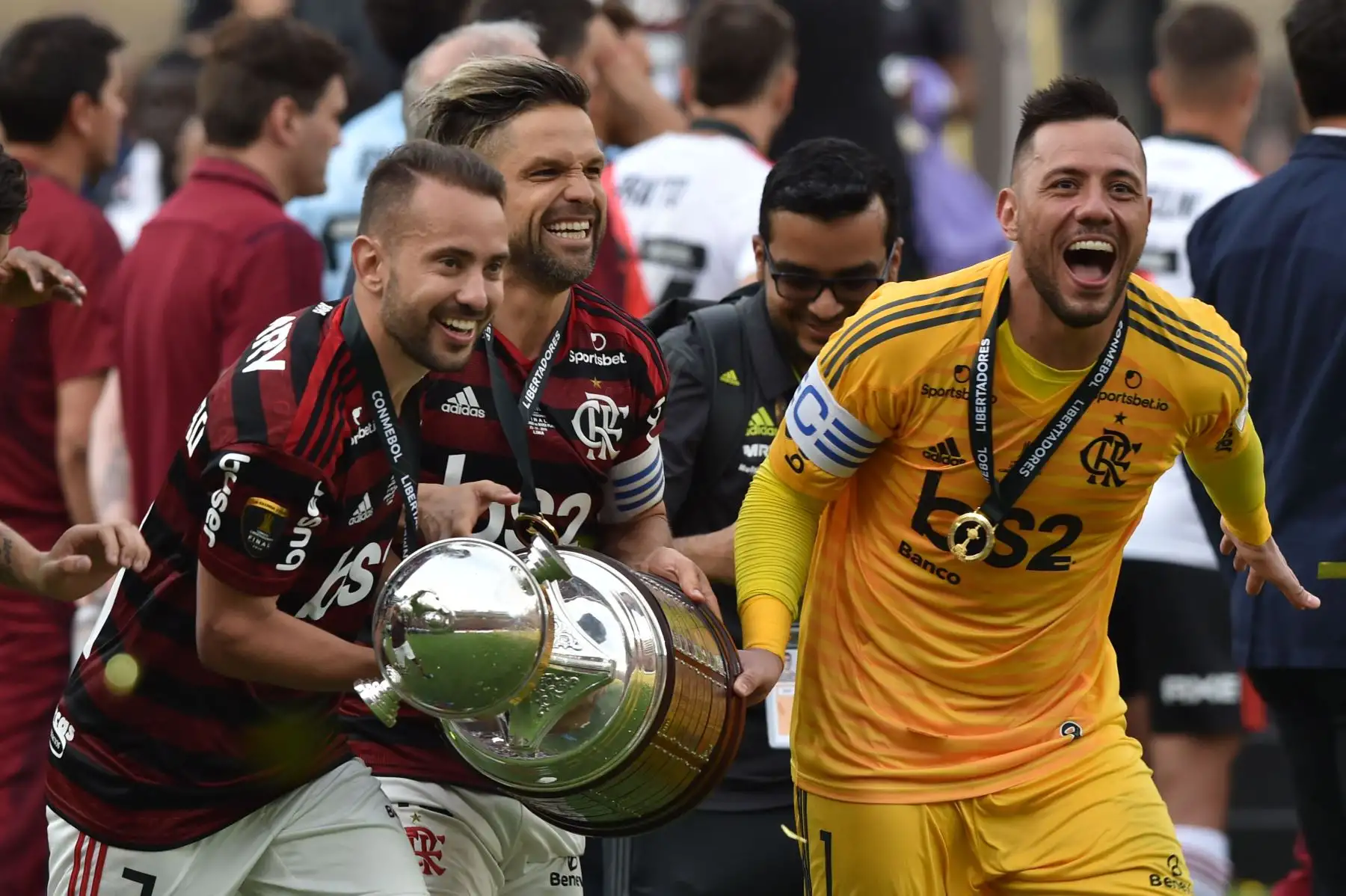 El Everton Riveiro  de Flamengo y el portero Diego Alves de Flamengo celebran con el trofeo después de ganar el último partido de fútbol de la Copa Libertadores al derrotar al River Plate de Argentina, en el estadio Monumental de Lima.
Foto: AFP
