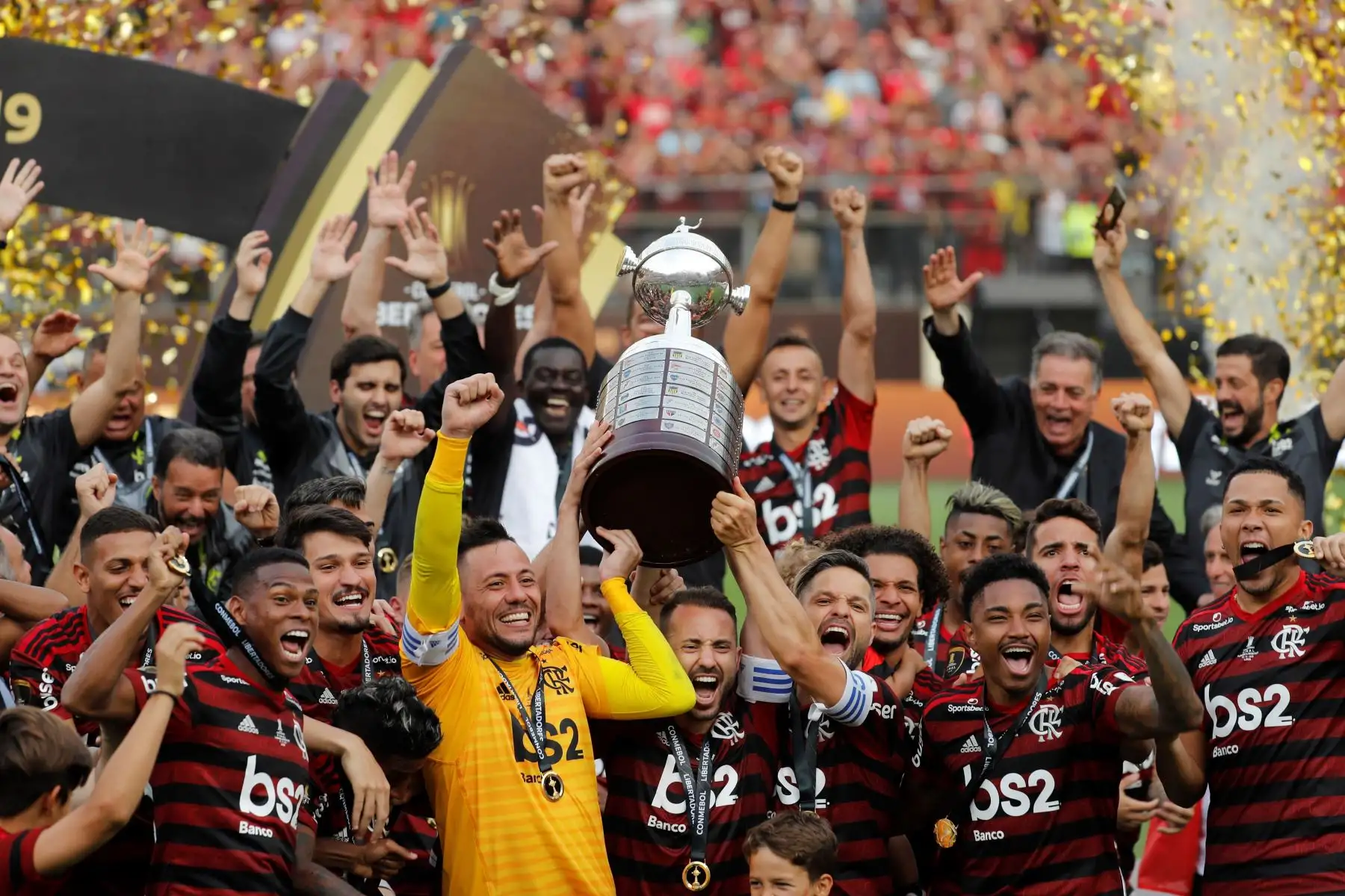 Los jugadores de Flamengo celebran con el trofeo de campeones de la Copa Libertadores 2019 tras la final ante River Plate, en el estadio Monumental en Lima . 
Foto: EFE