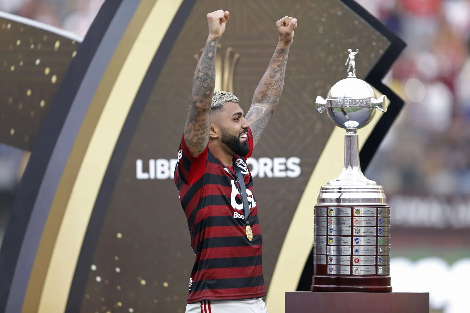 Gabriel Barbosa de Flamengo celebra junto al trofeo después de ganar el último partido de fútbol de la Copa Libertadores al derrotar al River Plate de Argentina, en el estadio Monumental de Lima.
Foto: AFP
