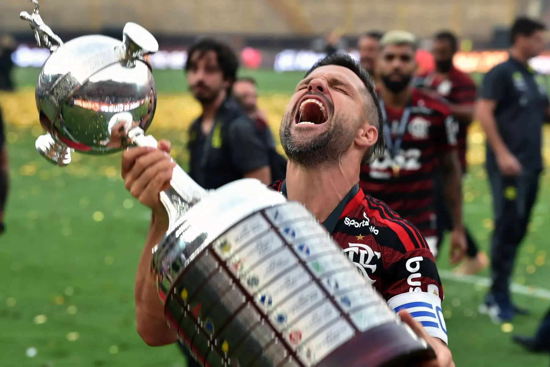 El Everton Riveiro de Flamengo celebra con el trofeo después de ganar el último partido de fútbol de la Copa Libertadores al derrotar al River Plate de Argentina, en el estadio Monumental de Lima.
Foto:AFP