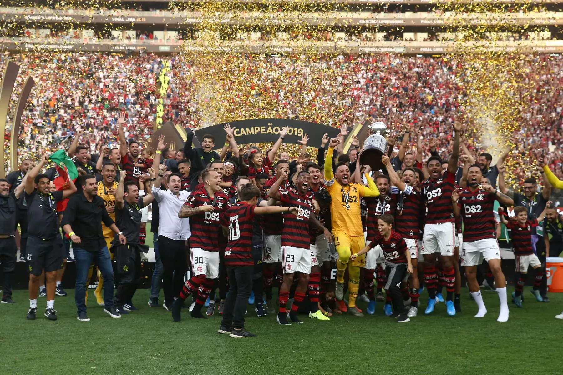 Los jugadores de Flamengo celebran con el trofeo de campeones de la Copa Libertadores 2019 tras la final ante River Plate, en el estadio Monumental en Lima . 
Foto: ANDINA/ Vidal Tarqui