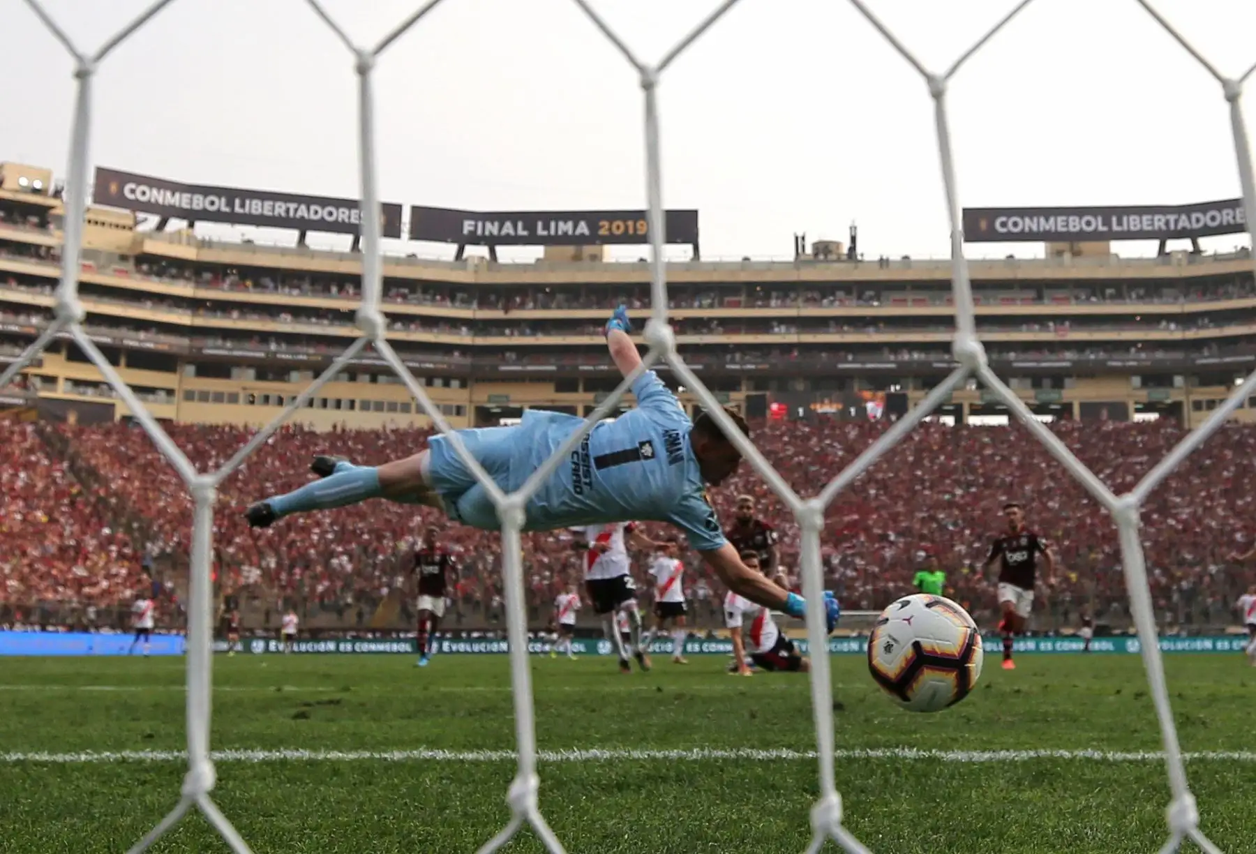 El arquero de River Plate Franco Armani recibe un gol de Gabriel Barbosa  de Flamengo  en la final de la Copa Libertadores 2019, en el estadio Monumental en Lima.
Foto: EFE