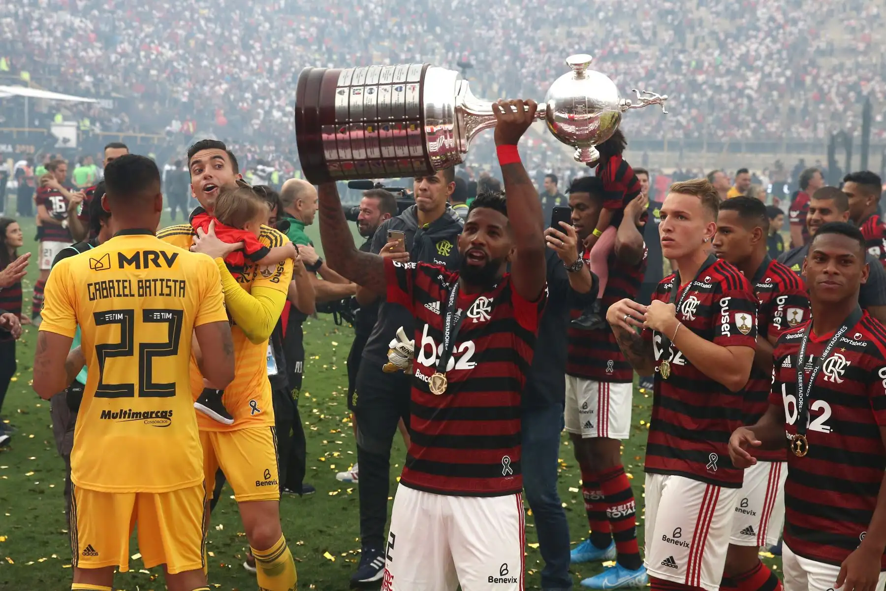 Gabriel Barbosa de Flamengo celebra  levantando la copa en la final de la Copa Libertadores 2019, en el estadio Monumental en Lima.
Foto: ANDINA/Vidal Tarqui