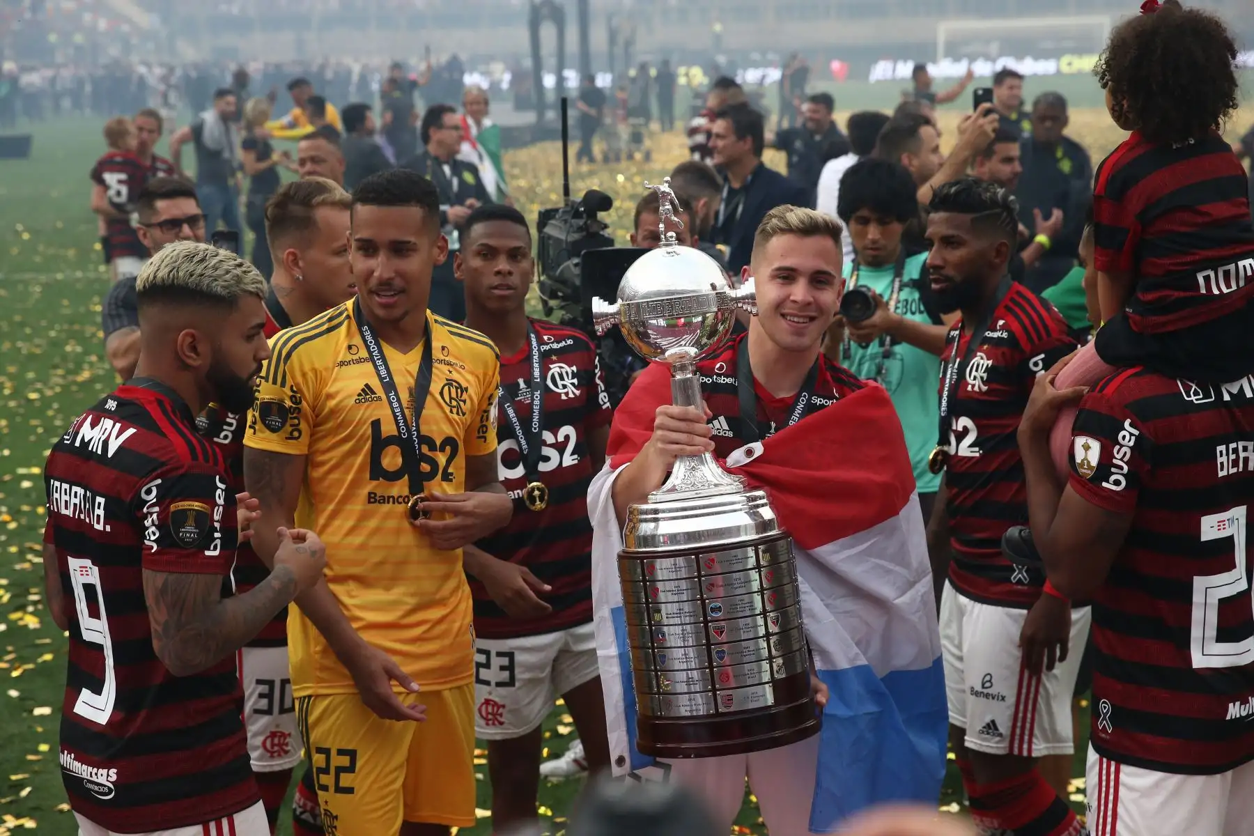 Los jugadores de Flamengo celebran con el trofeo de campeones de la Copa Libertadores 2019 tras la final ante River Plate, en el estadio Monumental en Lima . 
Foto: ANDINA/ Vidal Tarqui