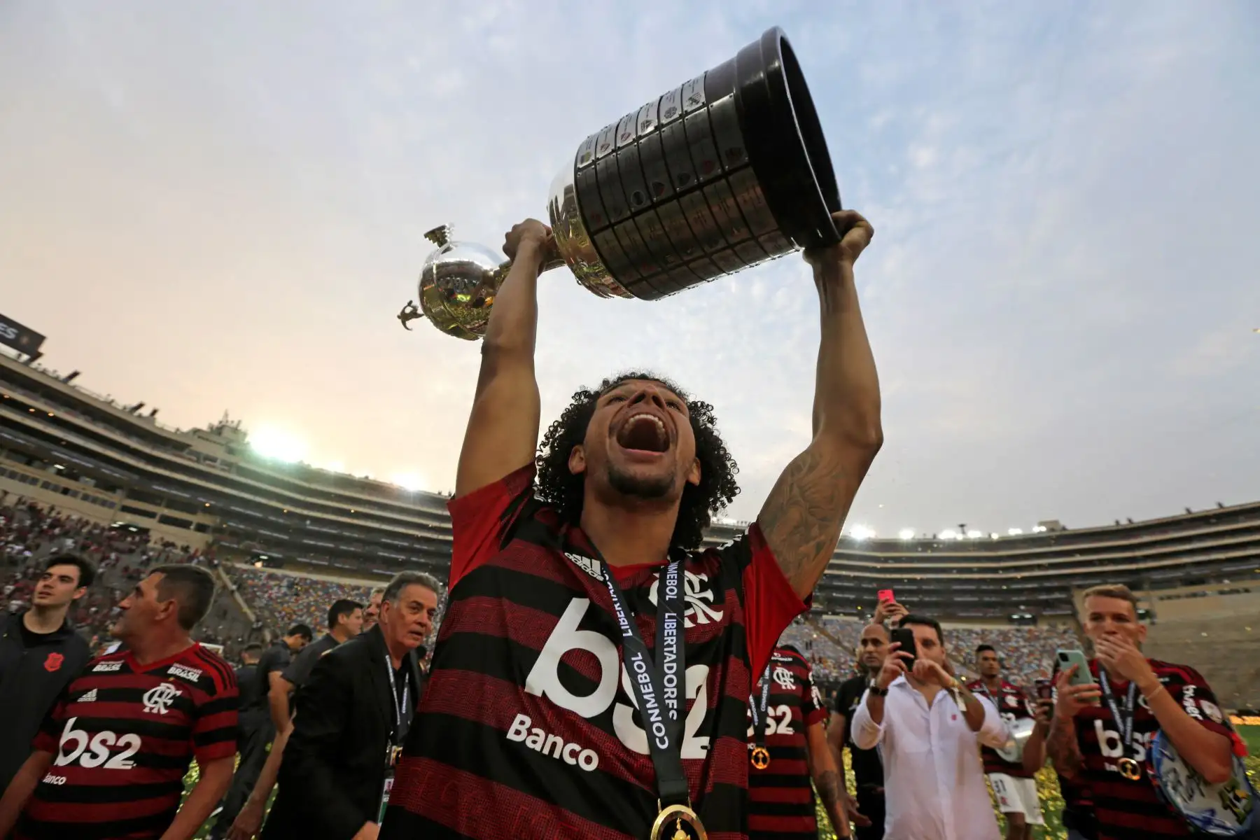 Willian Arao de Flamengo celebra con el trofeo de campeones de la Copa Libertadores 2019  tras la final ante River Plate, en el estadio Monumental en Lima. 
Foto: EFE
