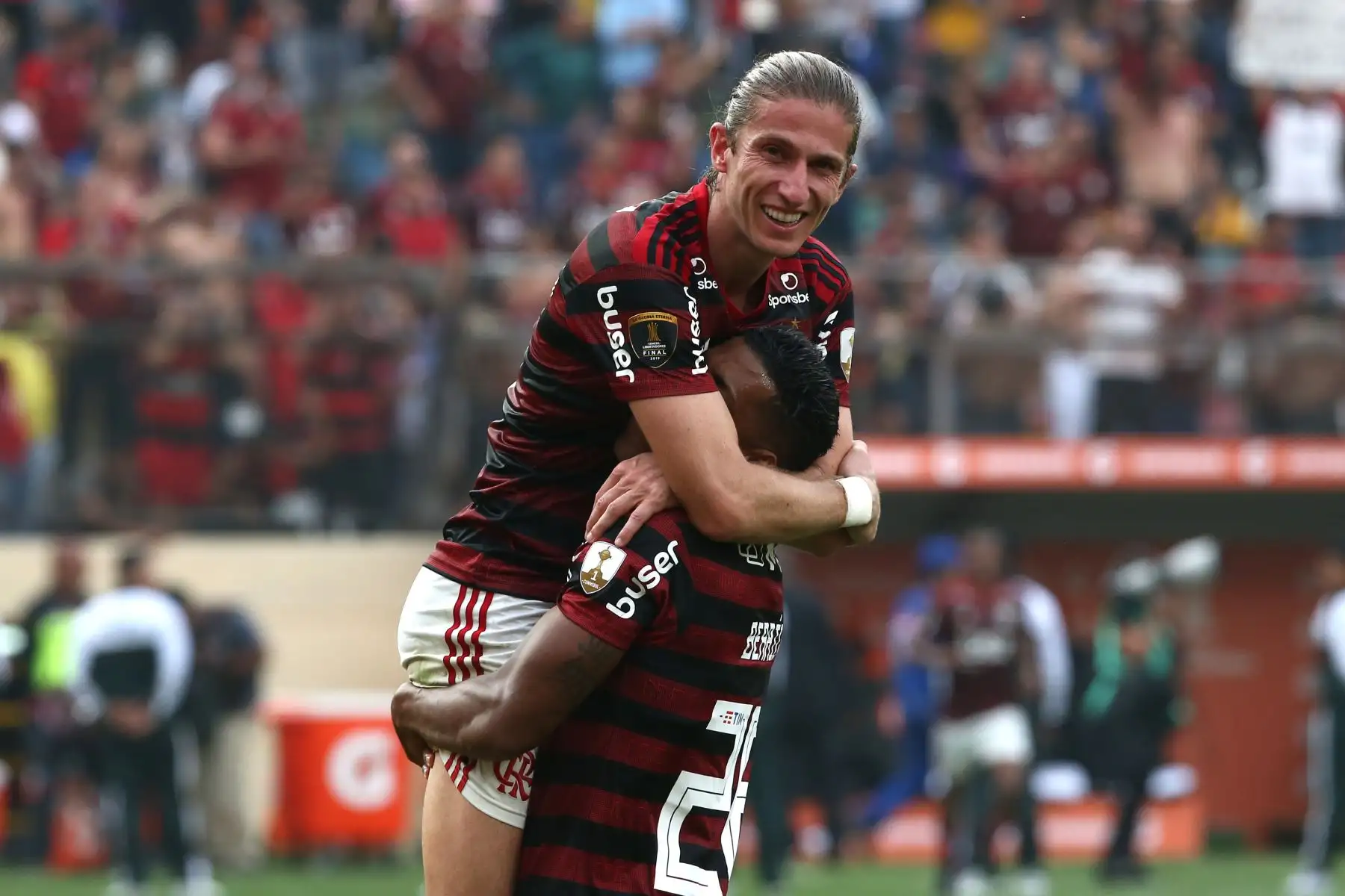 Filipe Luis de Flamengo celebra el triunfo de la Copa Libertadores 2019  tras ganar la final ante River Plate, en el estadio Monumental en Lima.
Foto: ANDINA/ Vidal Tarqui