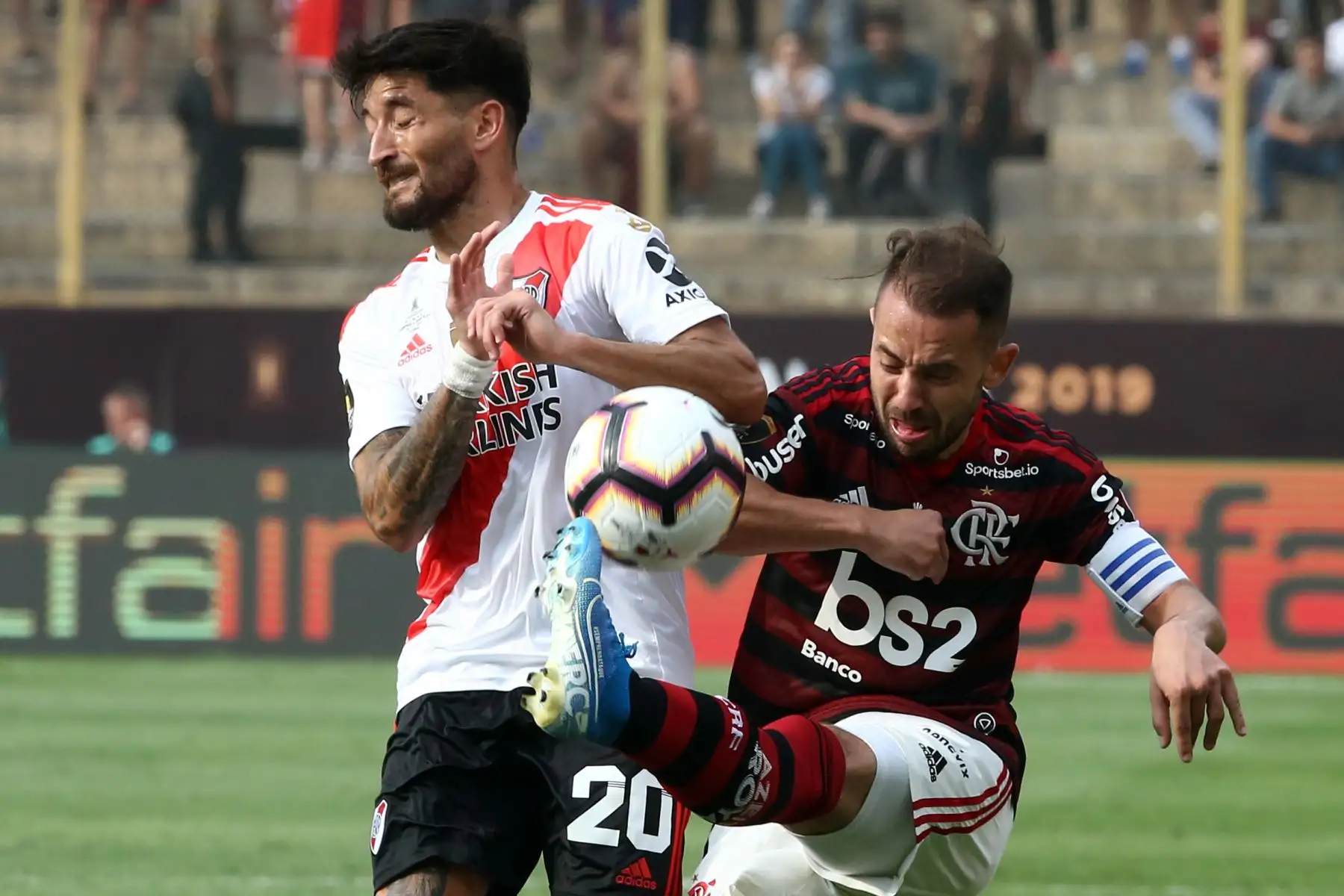 Milton Casco de River Plate disputa un balón con Everton Ribeiro de Flamengo en la final de la Copa Libertadores 2019 entre Flamengo y River Plate en el estadio Monumental en Lima.
Foto: ANDINA/ Vidal Tarqui