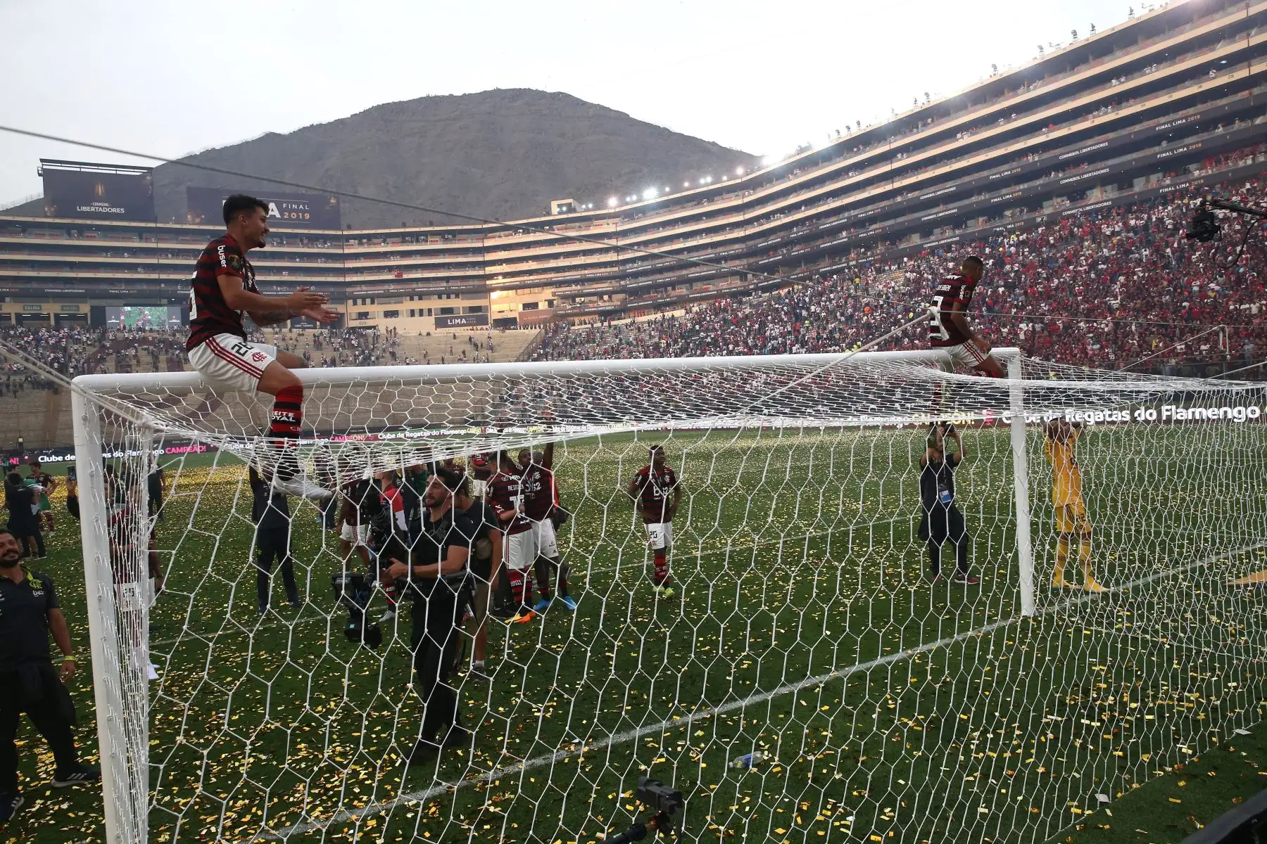 Los jugadores de Flamengo celebran con el trofeo de campeones de la Copa Libertadores 2019 tras la final ante River Plate, en el estadio Monumental en Lima . 
Foto: ANDINA/ Vidal Tarqui