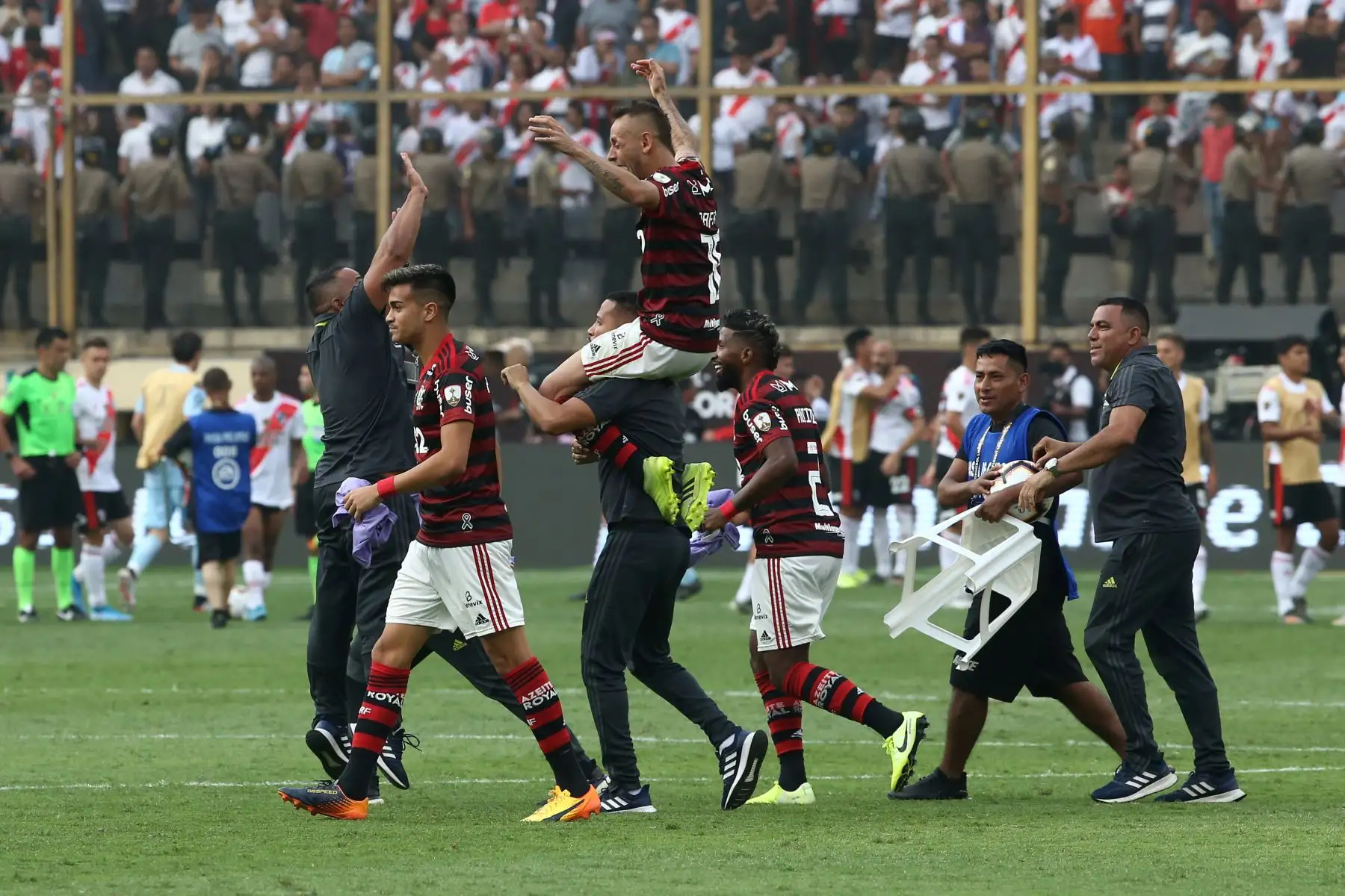 Los jugadores de Flamengo celebran tras salir  campeones de la Copa Libertadores 2019  ante River Plate, en el estadio Monumental en Lima . 
Foto: ANDINA/ Vidal Tarqui