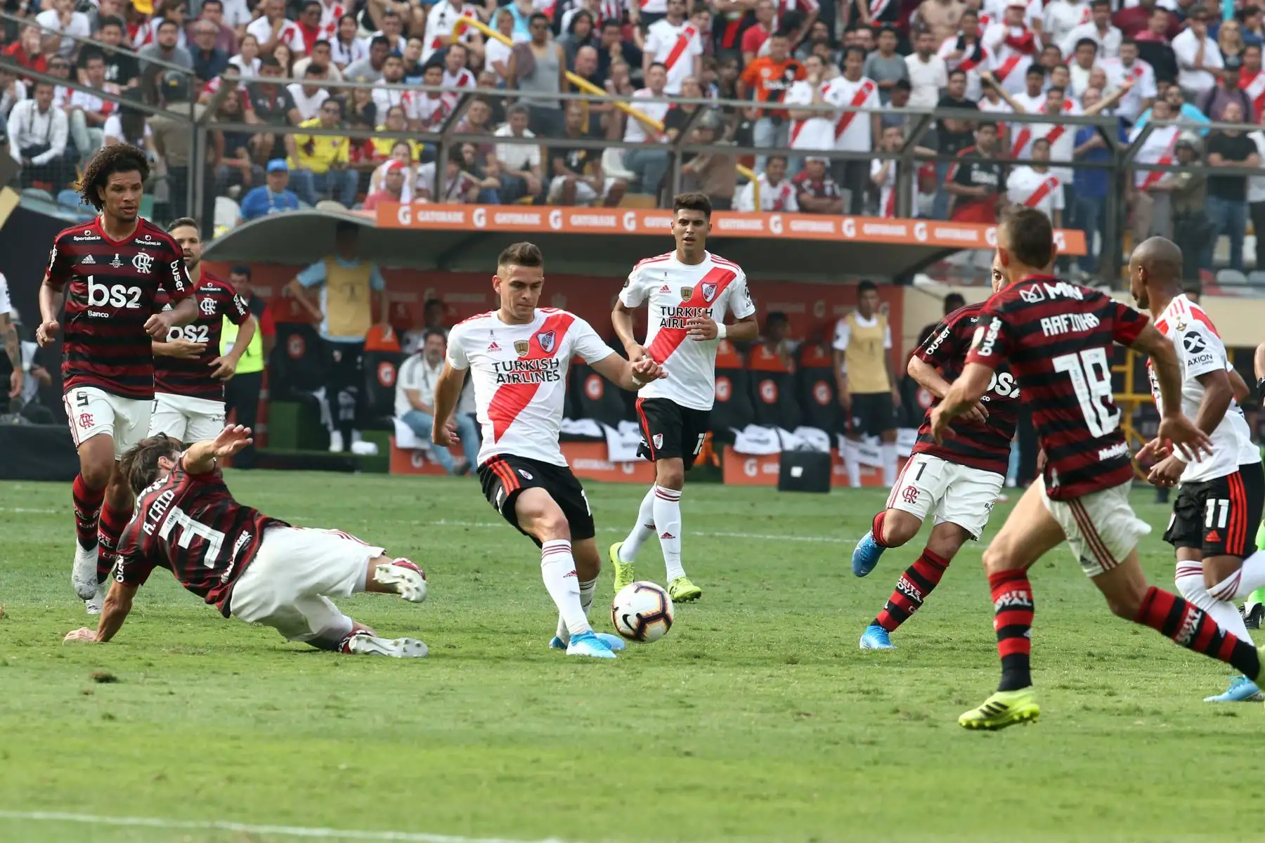 Jugadores de River Plate y Flamengo se enfrentan en el último partido de fútbol de la Copa Libertadores en el estadio Monumental de Lima.
Foto: ANDINA/Vidal Tarqui
