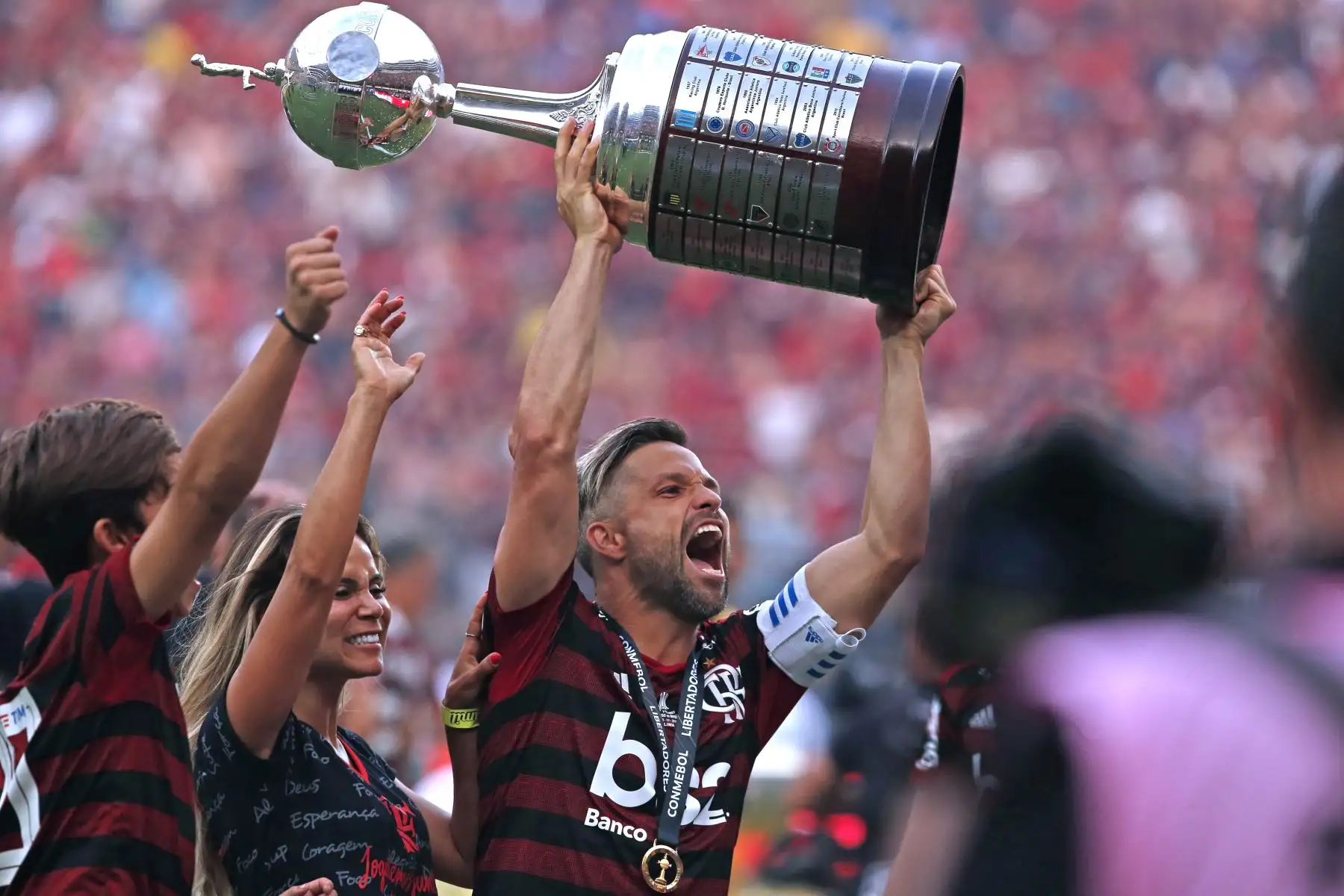 El Everton Riveiro de Flamengo celebra con el trofeo después de ganar el último partido de fútbol de la Copa Libertadores al derrotar al River Plate de Argentina, en el estadio Monumental de Lima.
Foto: ANDINA/Vidal Tarqui