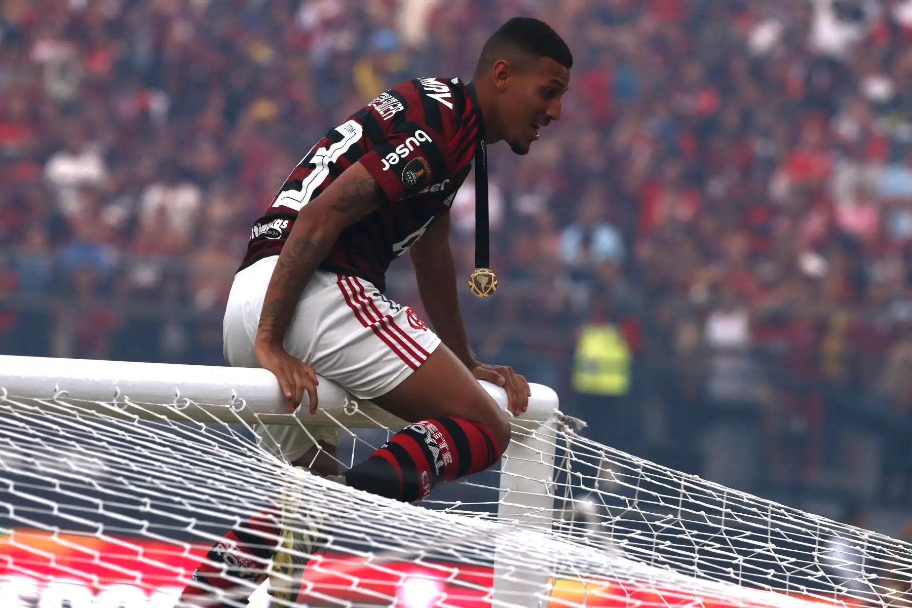 El Everton Riveiro de Flamengo celebra con el trofeo después de ganar el último partido de fútbol de la Copa Libertadores al derrotar al River Plate de Argentina, en el estadio Monumental de Lima.
Foto: ANDINA/Vidal Tarqui