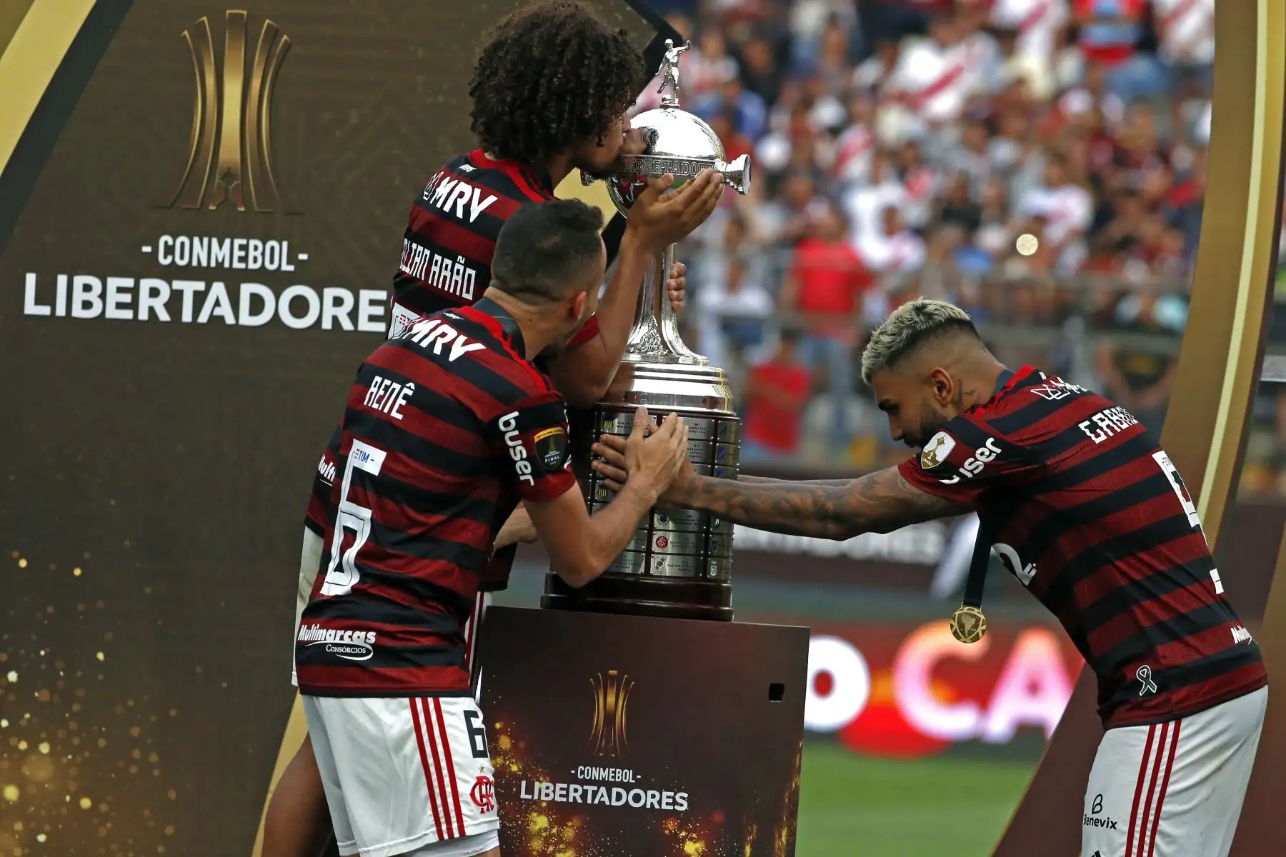 El Everton Riveiro de Flamengo celebra con el trofeo después de ganar el último partido de fútbol de la Copa Libertadores al derrotar al River Plate de Argentina, en el estadio Monumental de Lima.
Foto: ANDINA/Vidal Tarqui