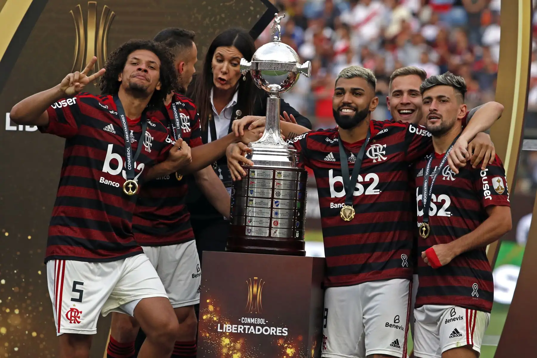 El Everton Riveiro de Flamengo celebra con el trofeo después de ganar el último partido de fútbol de la Copa Libertadores al derrotar al River Plate de Argentina, en el estadio Monumental de Lima.
Foto: ANDINA/Vidal Tarqui