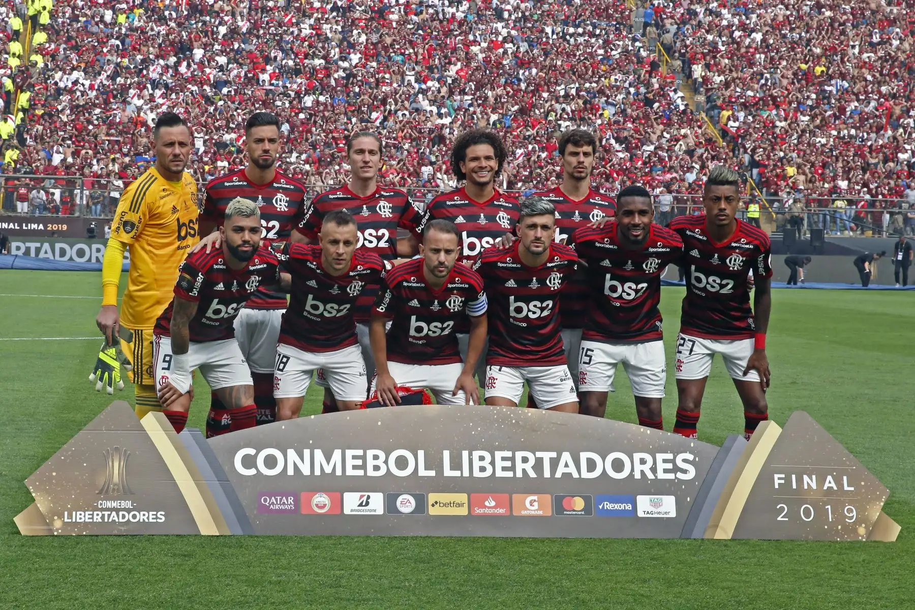 Equipo de Flamengo celebra con el trofeo después de ganar el último partido de fútbol de la Copa Libertadores al derrotar al River Plate de Argentina, en el estadio Monumental de Lima.
Foto: ANDINA/Vidal Tarqui