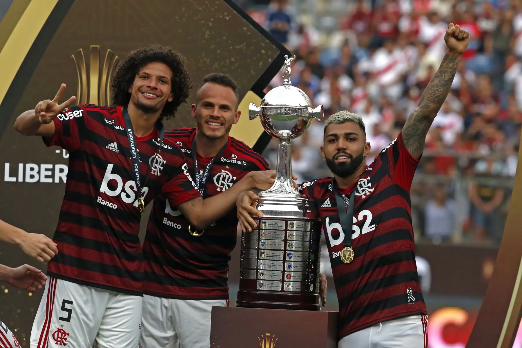 El Everton Riveiro de Flamengo celebra con el trofeo después de ganar el último partido de fútbol de la Copa Libertadores al derrotar al River Plate de Argentina, en el estadio Monumental de Lima.
Foto: ANDINA/Vidal Tarqui