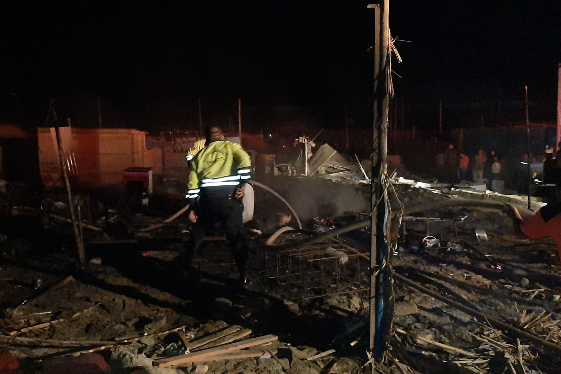 Al menos 40 viviendas del asentamiento humano Jhoselyn Álvarez Asián del distrito de Nuevo Chimbote, región Áncash fueron consumidas por incendio. Foto: Cortesía/Gonzalo Horna