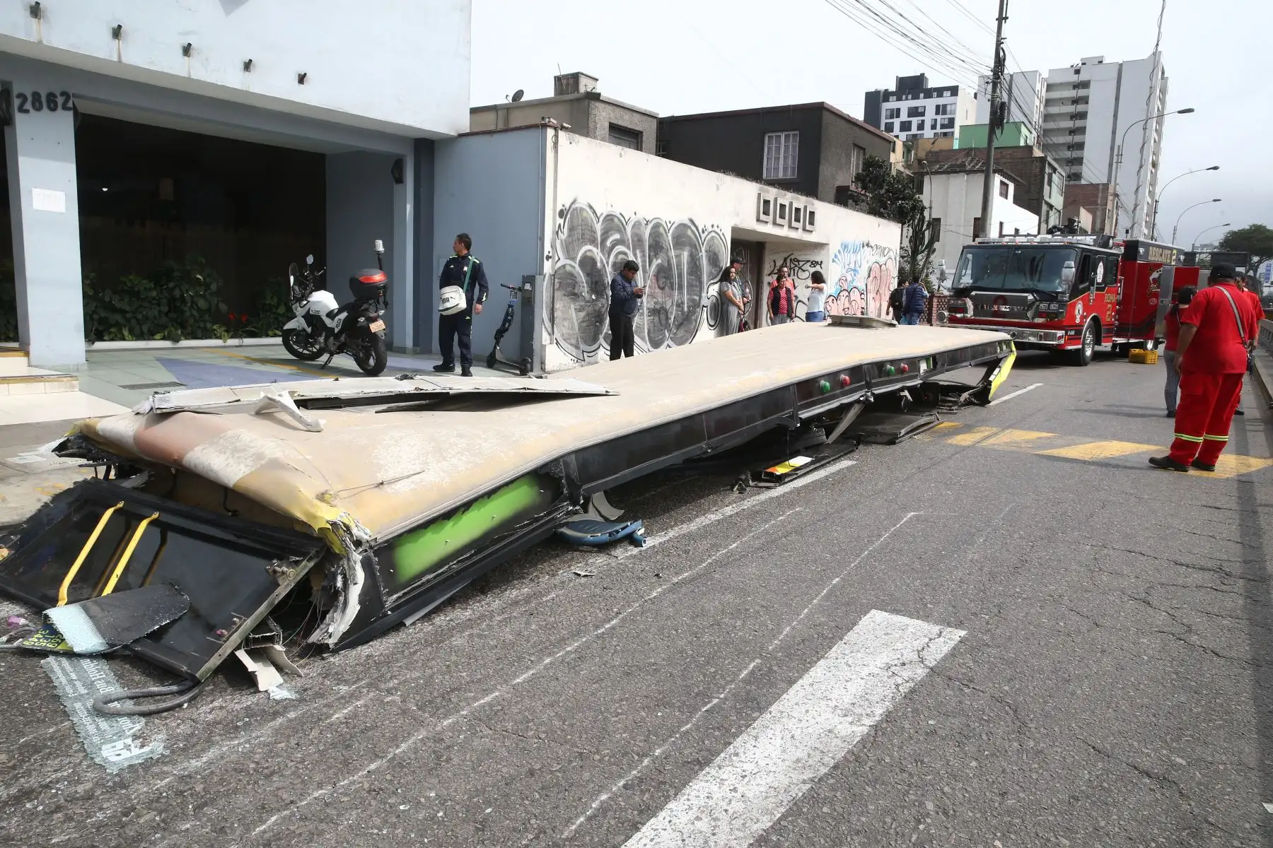 Bus se queda sin techo al intentar cruzar puente en la Av. Brasil. Foto: ANDINA/Vidal Tarqui