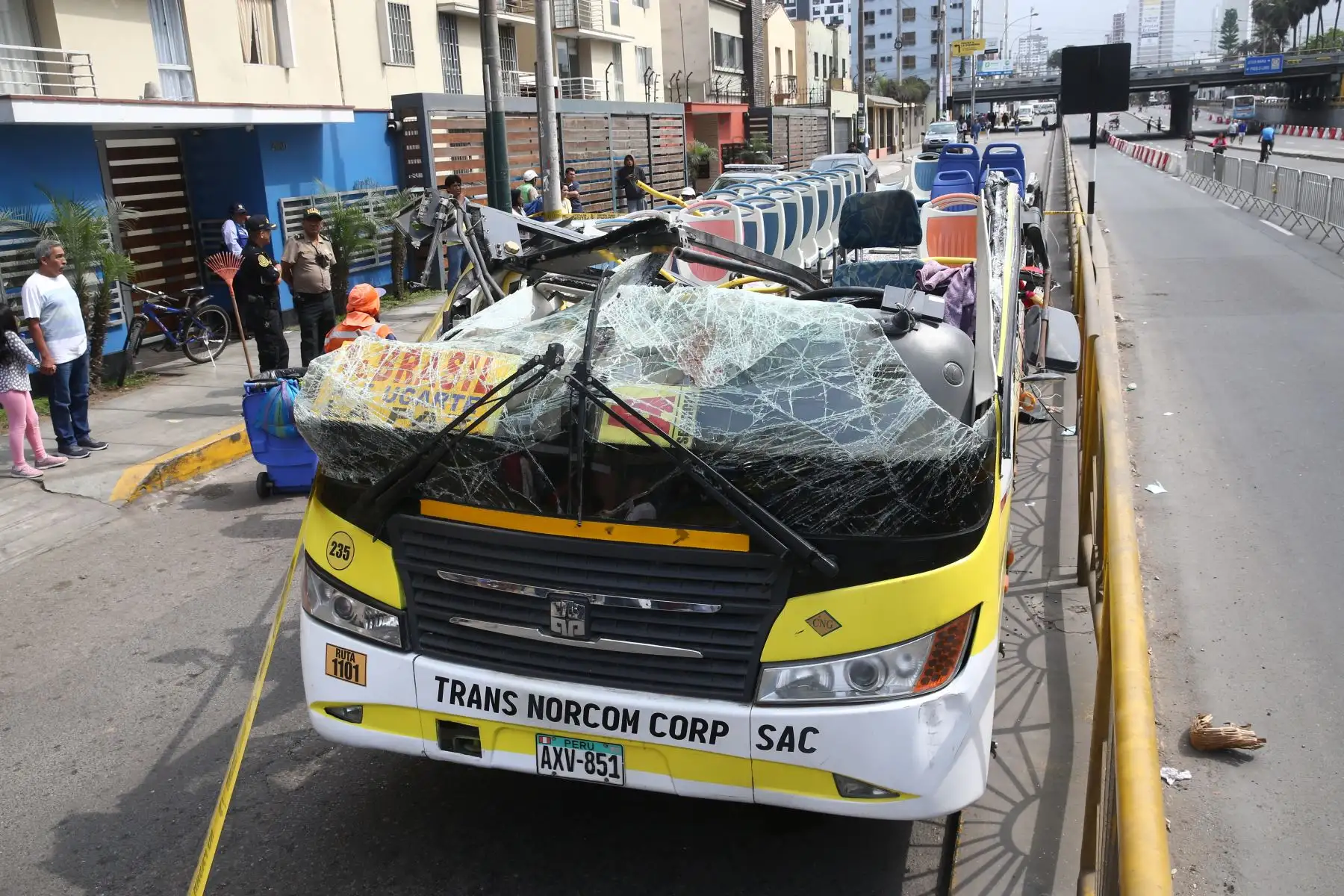 Bus se queda sin techo al intentar cruzar puente en la Av. Brasil. Foto: ANDINA/Vidal Tarqui