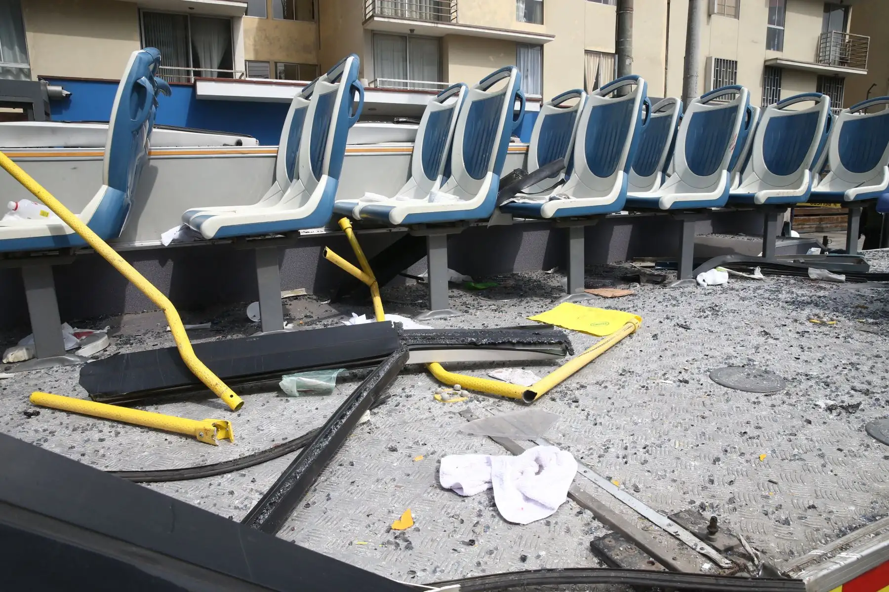 Bus se queda sin techo al intentar cruzar puente en la Av. Brasil. Foto: ANDINA/Vidal Tarqui