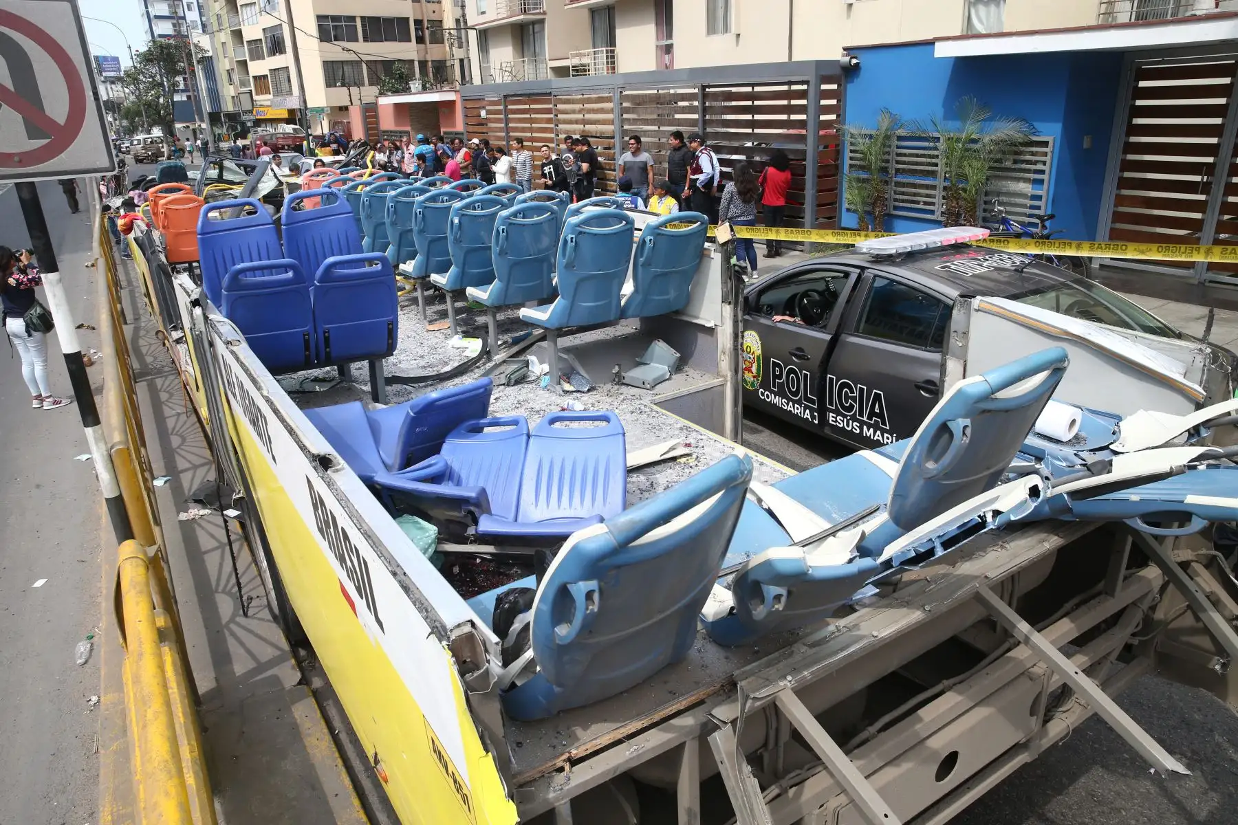 Bus se queda sin techo al intentar cruzar puente en la Av. Brasil. Foto: ANDINA/Vidal Tarqui