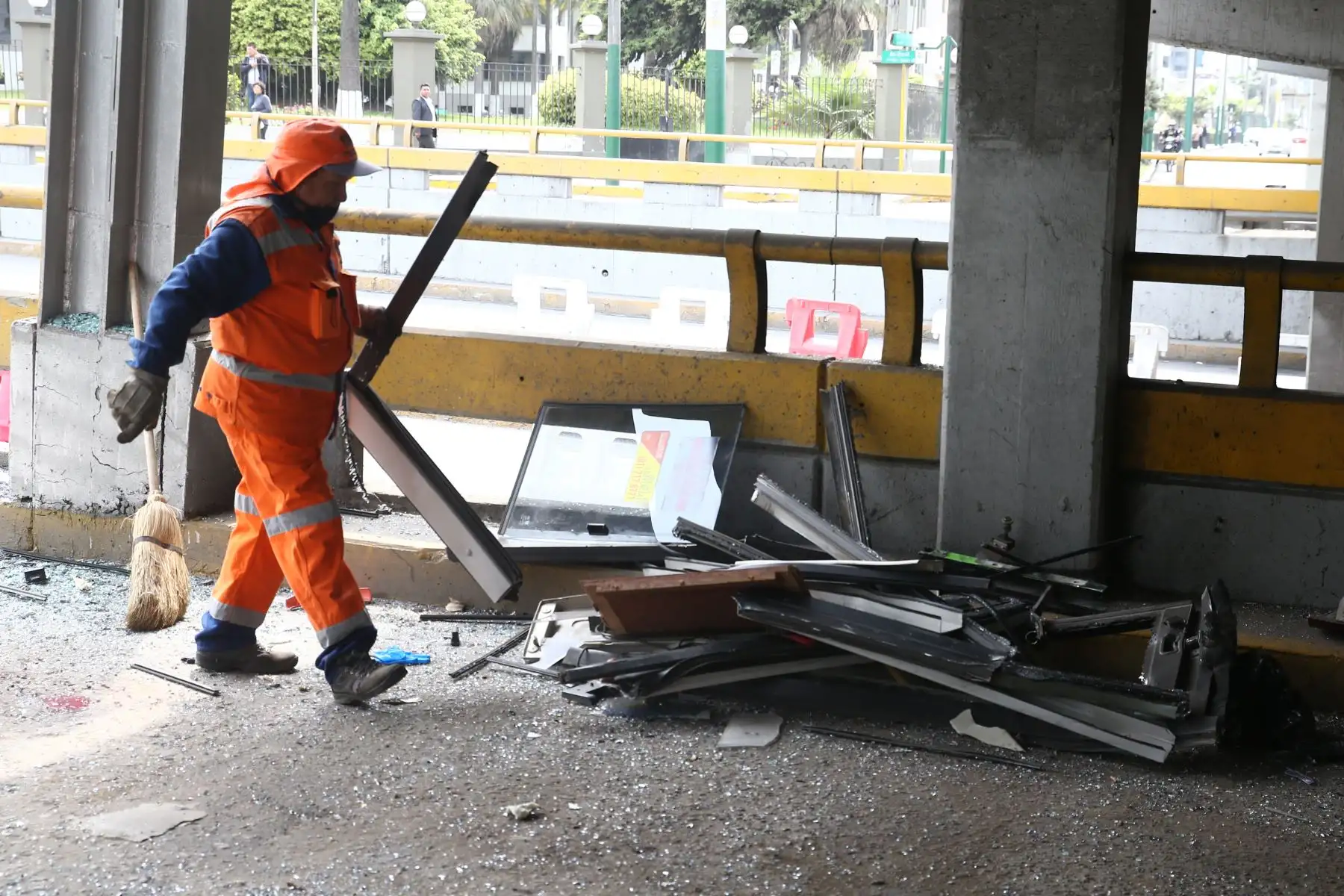 Bus se queda sin techo al intentar cruzar puente en la Av. Brasil. Foto: ANDINA/Vidal Tarqui