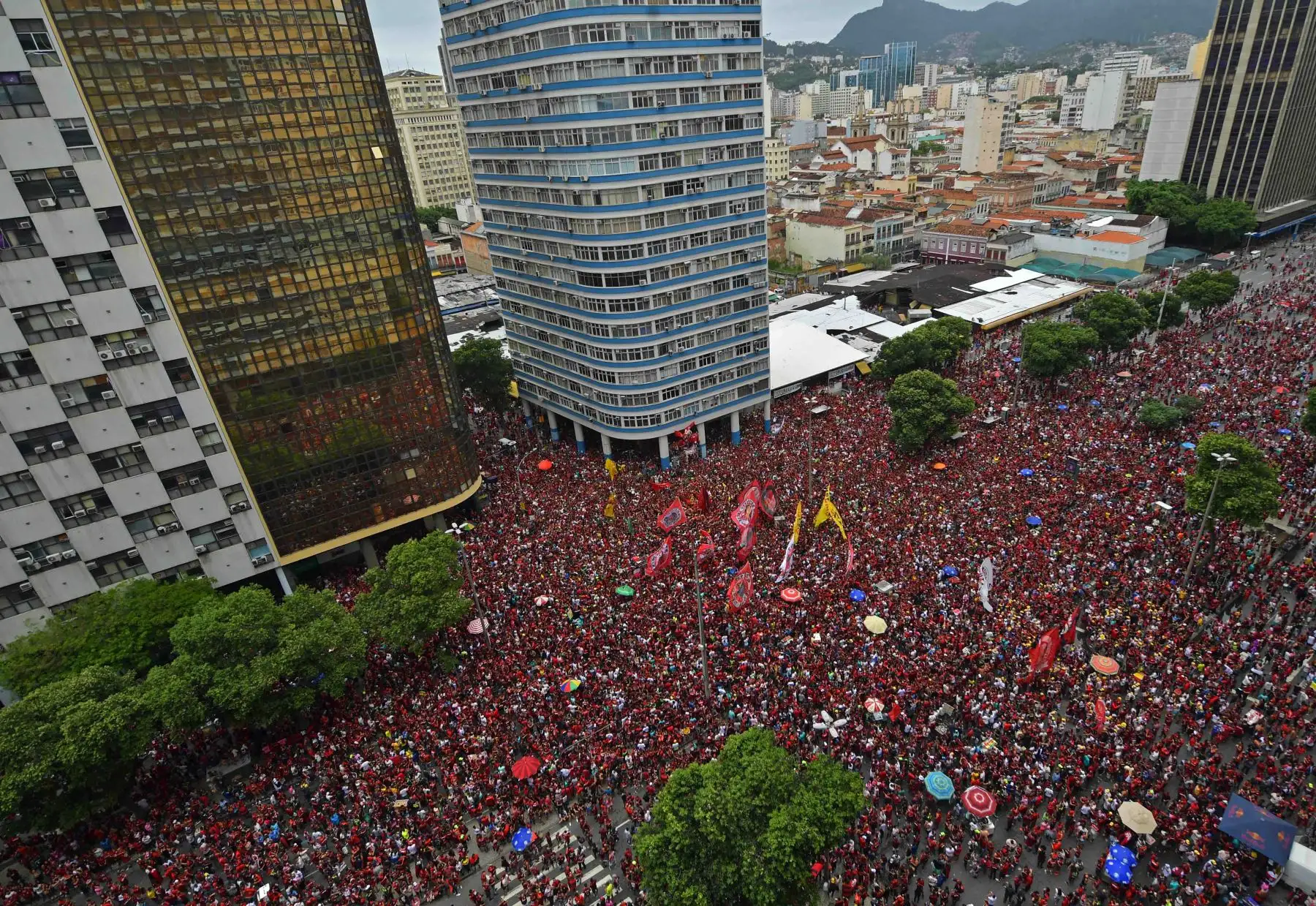 Hinchas del Flamengo se concentran en Rio de Janeiro para recibir al reciente campeón de la Copa Libertadores 2019. Foto: AFP