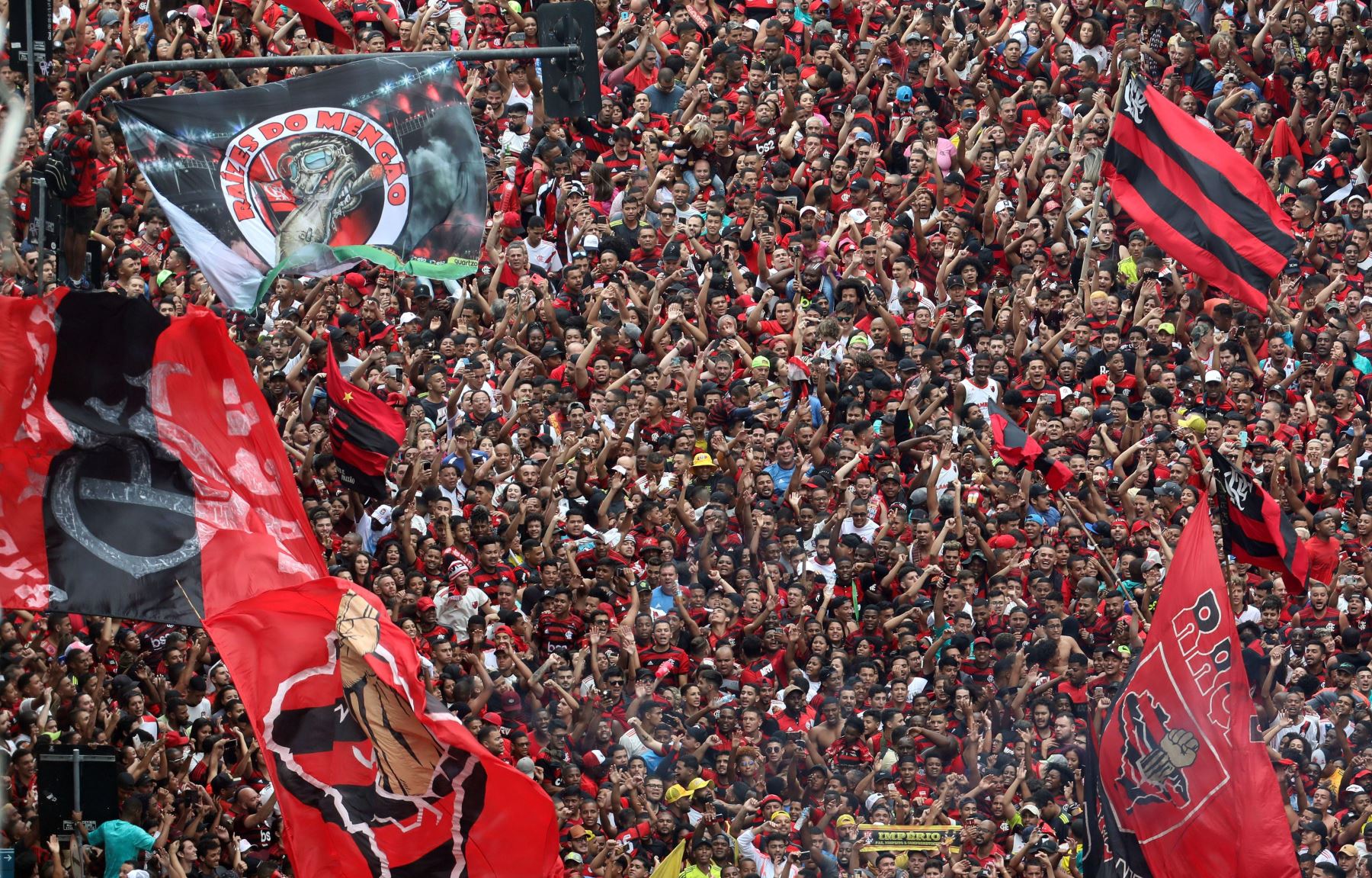 Hinchas del Flamengo se concentran en Rio de Janeiro para recibir al reciente campeón de la Copa Libertadores 2019. Foto: Foto: EFE